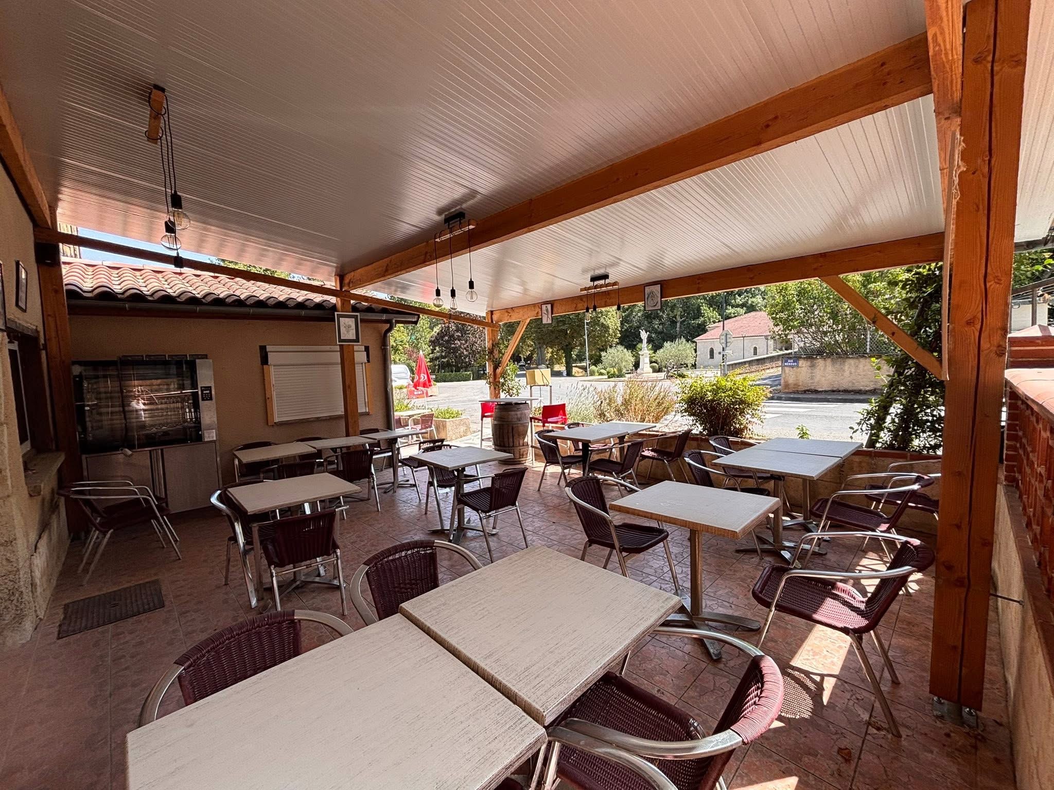 Vend fond de commerce bar restaurant 
30 couverts intérieur 
30 couverts extérieur (terrasse couverte) 
Bar intérieur + extérieur + terrasse de bar

Charmant restaurant de village, situé à 8km d'Auch.
Village comprenant 500 habitants, une école allant de la maternelle au cm2

L'affaire fonctionne actuellement du lundi au vendredi midi (menu ouvrier), possibilité de développer les soirs et week-end. 
Service de poste, gaz, et journaux est déjà en place. 
Cuisine toute équipée, prêt à travailler.

Avec logement (T3 au dessus entrée indépendante) idéal pour couple 
Licence IV
Bar + restaurant refait à neuf il y a 1an.

Plus de renseignements ou plus de photos contactez en privé