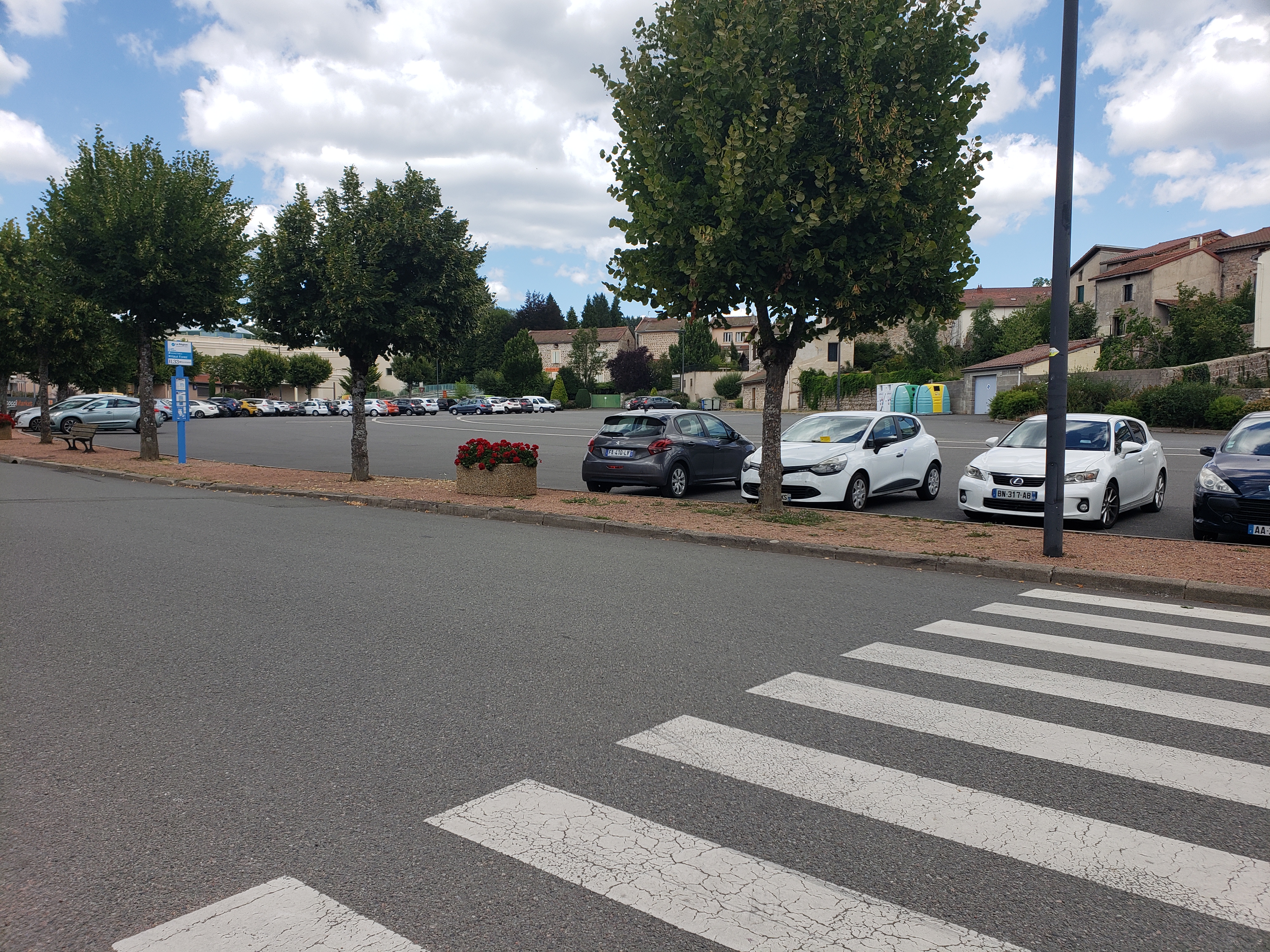 Créée il y a 9ans (matériel acheté neuf), local de 175m2 dont magasin de 30m2. Matériel entretenu. 
Entreprise ne demandant qu'à être développée, un fort potentiel s'offre à vous. 
Axe de développement possible en proposant notamment : 
-	une plus grande partie snacking
-	plus d’amplitude horaires ainsi que plus de jours d’ouvertures (par choix personnel, nous ouvrons principalement les fins de semaines)
-	tout le chiffre est sur la boutique, aucune livraison. Tournée a développer et en demande par les restaurateurs et collectivités alentours.
Un agréable magasin fonctionnel est en place avec 2 laboratoires spacieux. Il est très facile de stationner : parking privé + grand parking communal devant l' établissement ce qui ravit la clientèle fidèle.
La Boulangerie est située dans le village de Noirétable, en Loire, dans les Monts du Forez, avec un joli cadre de vie, plusieurs activité a proximité (stations de ski, plan d’eau, VTT, randonnées………) 
Village situé entre Clermont-Ferrand et Saint-Etienne.
Autoroute a 5min.

vente car nouveau projet professionnel.
CA 2023 : 145 666€
CA 2024 : 178 835€
CA 2025 : en court

(enseigne a venir prochainement, nous venons de refaire la façade)