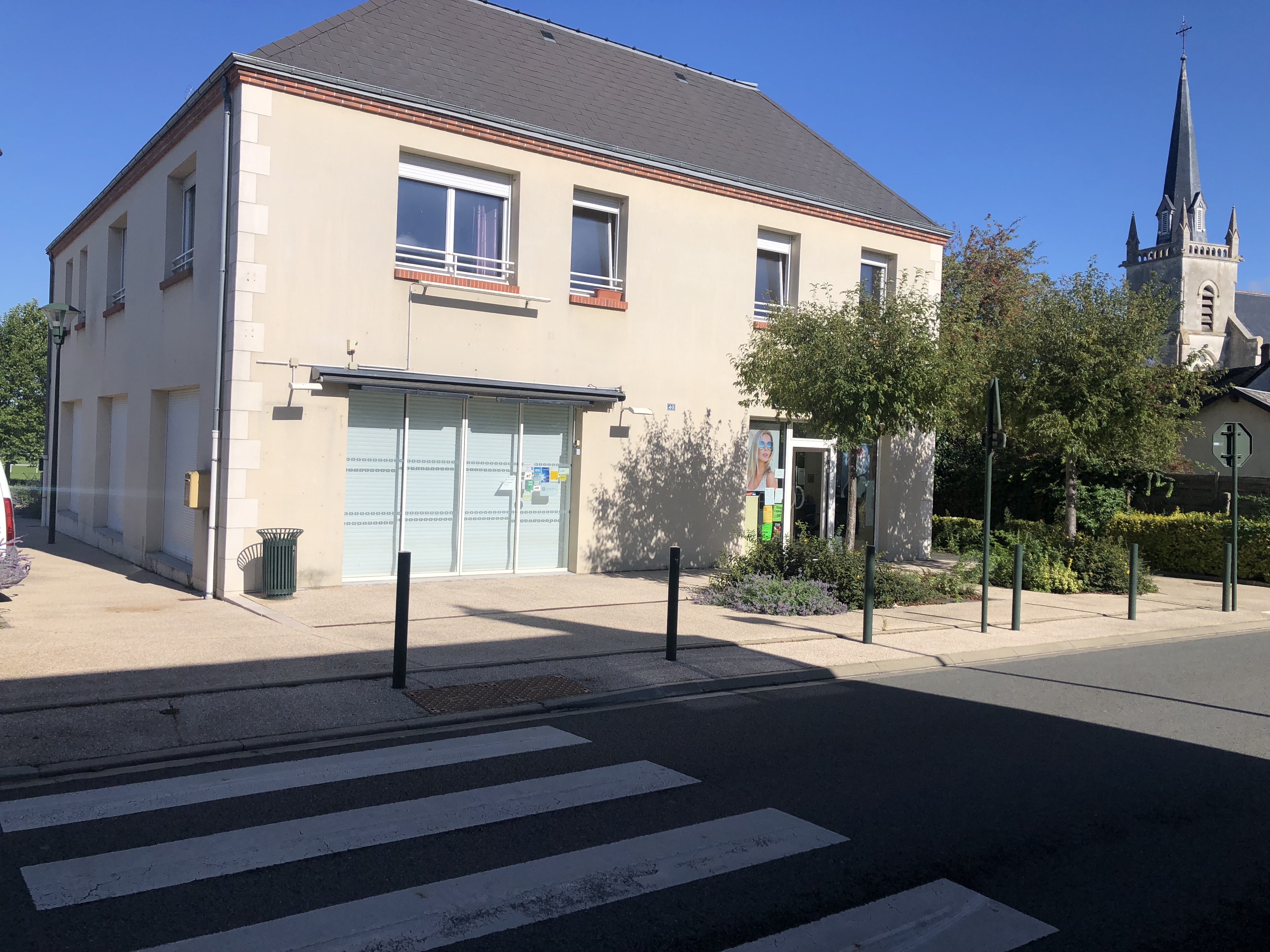 Charmant village du Loiret, en région Centre Val de Loire, entre Loire et Sologne, Dry compte 1422 habitants. Cette commune est située à 20km au sud-ouest d'Orléans, en bordure de la RD951, qui relie Orléans à Blois et proche des autoroutes A10 et A71.
La mairie propose un local commercial situé sur la place du centre bourg, l’ensemble du bâtiment s’insère dans une zone de loisirs avec un espace réservé aux camping-caristes.
Le local d’une surface de 140 m2 dispose d’une surface de vente 123 m2, d’une réserve, et d’une vitrine de 3.5 ml. Il est équipé d’une double porte vitrée avec rideau métallique. Les peintures et l’éclairage sont neufs, pas de travaux à prévoir.
Les commerces de la place bénéficient de 15 places de parking à destination de la clientèle.
Le local est à la location avec un bail commercial (3/6/9) neuf, tout commerce, sauf restauration avec cuisson.
Loyer 420 €/mensuel