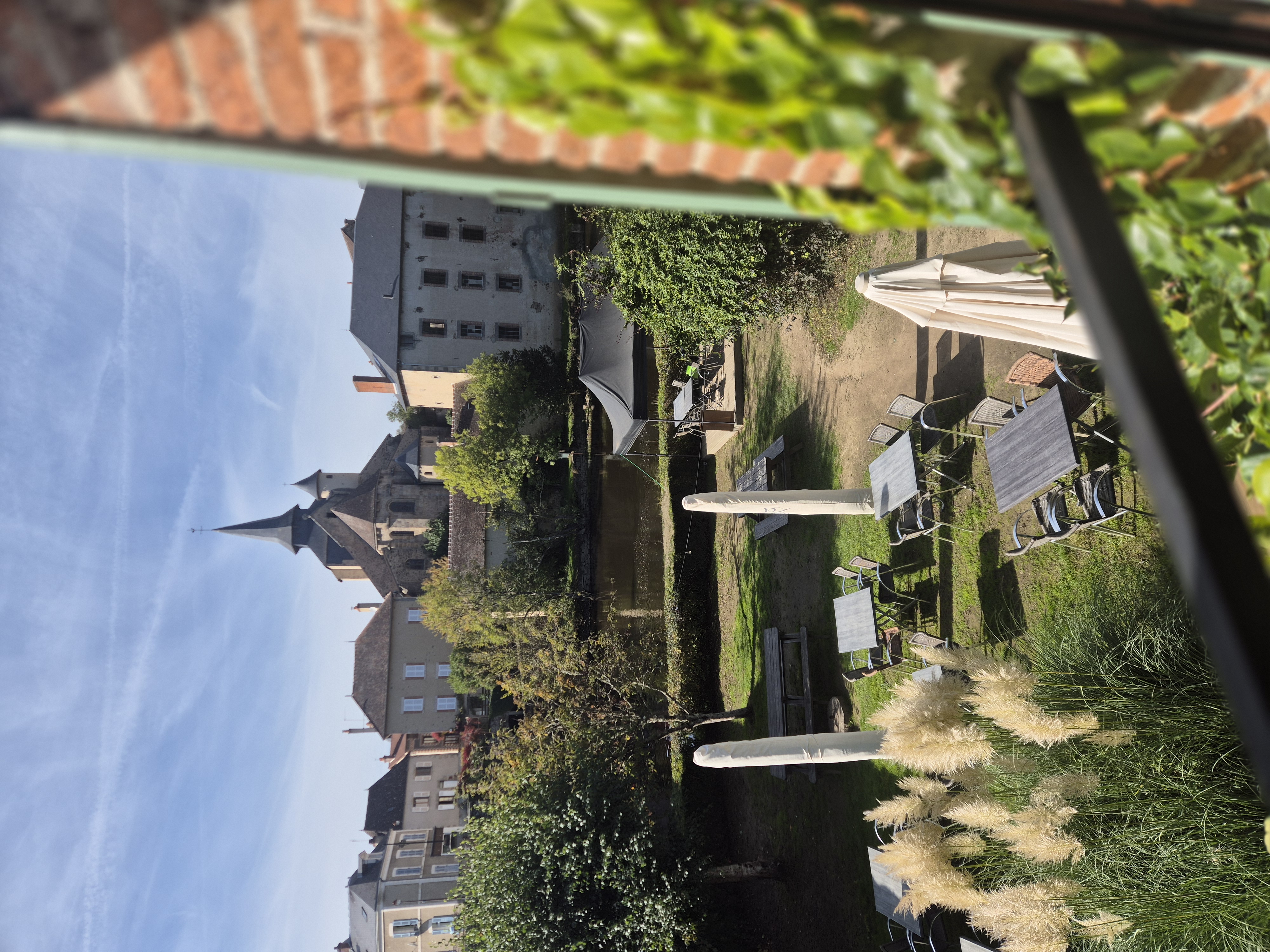 A vendre pour changement d'activité, bar restaurant situé au sein d'un village pittoresque au cœur de la Vallée des Peintres, une zone touristique et dynamique tout au long de l’année.

L’établissement dispose d’une clientèle fidèle locale et d’une attractivité touristique importante :

Menus ouvriers tous les midis tout au long de l’année
Touristique de Mai à Septembre et pendant toutes les vacances scolaires (de nombreuses résidences secondaires dans les environs)
Repas de groupes et soirées musicales de Mai à Septembre principalement
La salle de restaurant et le bar peuvent accueillir jusqu'à 60 couverts et l'été le jardin peut accueillir 200 couverts supplémentaires.

Nombre de couverts moyens de Mai à Septembre 2022 : 93 midi / 122 soir. Juillet/août : 125 midi / 200 soir, avec des journées jusqu'à 400 couverts/jour.

Adresse incontournable du territoire, l’entreprise réalise un C.A. de 1.215.000€ en 2024.

La cuisine est fonctionnelle et directement exploitable (travaux récents), l’agencement tables & chaises est en bon état.

A l’étage, sont disponibles 7 chambres à rénover entièrement pour un fort potentiel d’hébergement touristique et à l’année.

Prix de vente du fonds : 280.000€

Possibilité de location ou d’achats des murs : loyer annuel de 30.000€ ou achat 260.000€