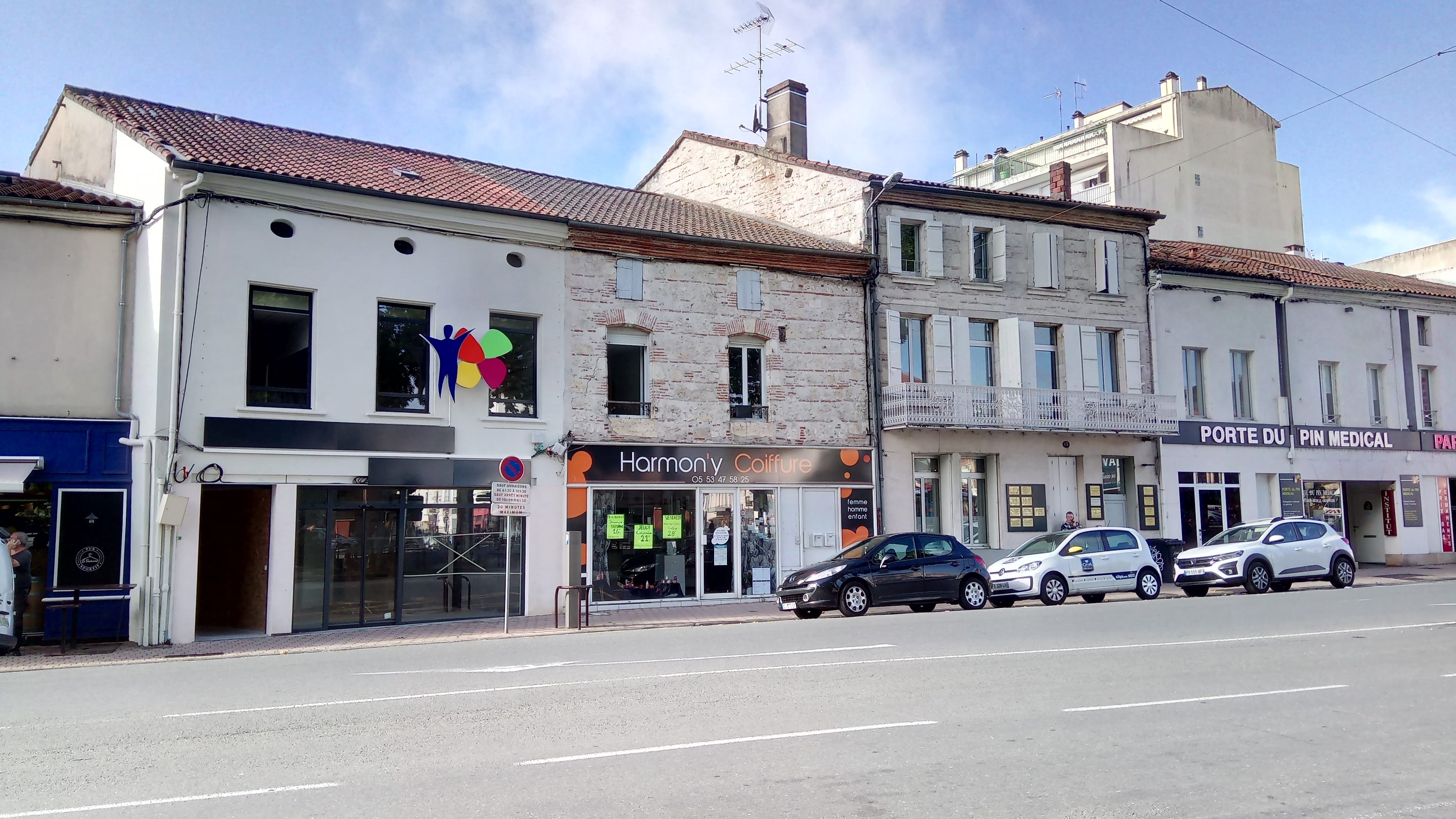 Vend fonds de commerce: salon de coiffure mixte.

Découvrez ce salon de 80m² env. de surface de vente auquel s’ajoute 30m² de réserve incluant sanitaires et local technique. 

Possible développement d'activités secondaires comme barbier, esthétique, onglerie, livraison colis, etc

.Bon emplacement commercial: tous commerces à proximité et parkings.
.Salon opérationnel et entretenu: 3 places bac et 5 places coiffages.
.Libre de tous contrats de travail. 
.Propriétaire flexible sur les modalités 
.Aucuns frais supplémentaires pour le Preneur: aucuns frais d’agence, aucuns honoraires, ni de frais de copropriété ni de frais de rédaction de bail.
.Motif cession: autres activités professionnelles en parallèle.
.Loyer: 850€ mensuel. Bail neuf 3, 6, 9 ans.

.Idéal pour deux associés coiffeurs.

.Prix de vente: faire offre.
Pas sérieux, s’abstenir. 

Je reste à votre disposition par messagerie, puis par téléphone.