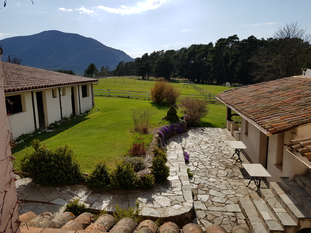 1 Gîte et 4 chambres d'hôtes + grande partie privative dans une très belle Bastide provençale en pierre de la fin du 18ème siècle.

Maison d'hôtes de charme dans un environnement naturel, au calme, ouverte toute l’année.

Situation géographique idéale : dans le haut-Var, entre Gorges du Verdon et parc naturel régional des Préalpes d'Azur (PNR) et à 200 mètres de la route Napoléon. À 45 minutes de Grasse et 20 minutes de Castellane, début des Gorges du Verdon, 1 heure d’Antibes et 2 heures de Marseille et de la frontière italienne. À moins de 10 minutes de Bargème, l'un des 50 plus beaux villages classés de France et le plus haut village du département du Var.

La maison se compose de : 3 chambres d'hôtes à l’étage (2 doubles et 1 triple) et 1 chambre double au rez-de-chaussée. Toutes sont équipées d'une salle de bain avec douche et wc privés. L’entrée aux chambres d'hôtes est indépendante de l’entrée principale de la maison.

Le gîte peut accueillir jusqu'à 4 personnes et est composé de : 1 chambre avec grande salle de bains, salon/salle à manger avec cheminée (et canapé convertible), cuisine équipée, terrasse avec salon de jardin située face au parc des animaux et au terrain de pétanque. Aucun vis-à-vis de part et d’autre, magnifiques vues sur les montagnes et la nature environnante.

La table d’hôtes est proposée aux clients le soir dans la pièce commune. En été, le dîner et le petit déjeuner, très appréciés par les clients, sont servis en terrasse dans le paisible cadre extérieur.

La partie privative offre une cuisine équipée, un salon/salle à manger, 3 chambres, une salle de bains et wc séparés.

Le tout est agrémenté d'un grand parking privé, 2 garages fermés, une cave, une buanderie équipée, un toit-terrasse/solarium, un bar extérieur pour soirées barbecue, un grand parc arboré de 1,6 ha principalement sur terrain plat (et une partie en pinède), boxes et espaces pour recevoir les cavaliers et leurs chevaux.

Énorme potentiel, à exploiter :
- une salle de restaurant 30 couverts et une salle de 20 couverts, un bar, une entrée indépendante avec wc/lavabo, une cuisine, une chambre froide
- salle de bien être offrant déjà un beau sauna infrarouge récent (tout en bois) et un fauteuil massant
- un local attenant pour faire une boutique de produits régionaux
- possibilité de faire 2 gîtes supplémentaires, ...

Il y a de nombreux arbres (certains centenaires), plantes et fleurs dans la propriété : 4 tilleuls, 2 grands marronniers, des lilas, des rosiers, de la lavande, …

Les alentours offrent de nombreux attraits touristiques et des points d'intérêts divers et variés. Plusieurs sentiers de randonnée sont accessibles à pied depuis la maison, la rivière est à 25 minutes à pied. Les montagnes du coin sont réputées pour leurs champignons et le « Mont Lachens », tout proche, est un spot connu pour le deltaplane. Le très réputé « Golf de Taulane » est situé à seulement 2km de la maison.

Cette affaire "clés en mains" est vendue en fonds de commerce, avec tout le mobilier et les équipements (intérieurs et extérieurs) pour démarrer immédiatement.

Prix de vente : 117.000 €

Envoi de photos sur demande.