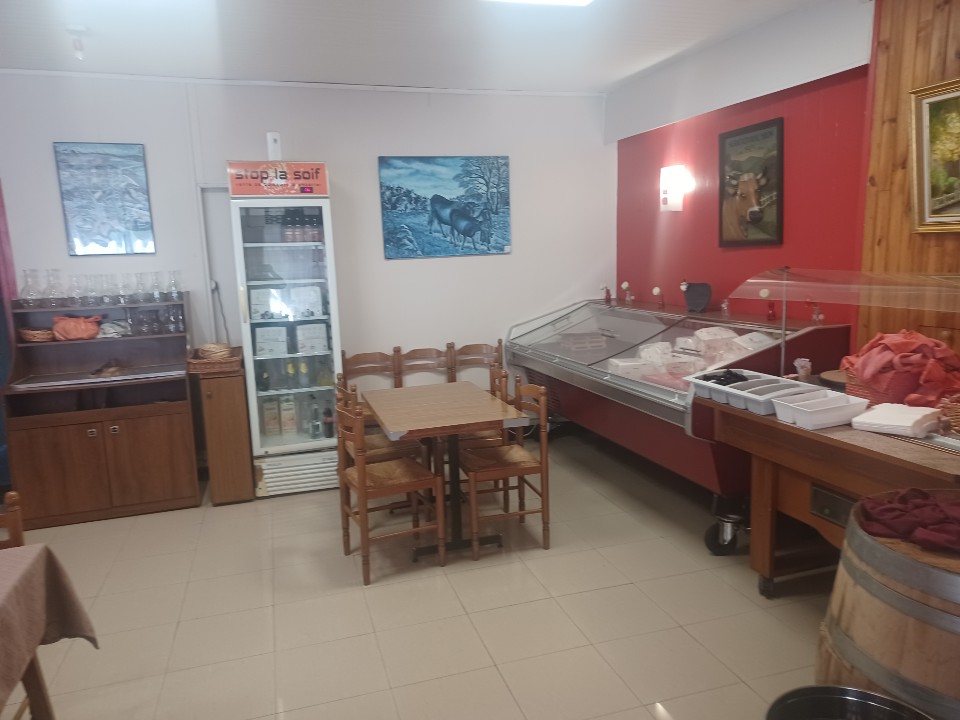 Hotel familliale situé dans un cadre naturel dans un petit village  LOZERE ARDECHE entourer de commerces ( Boucherie , épicerie, pharmacie quincaillerie , presse maison médicale et gare ) stevenson ,entourer de lacs et de montagnes et de marches , VTT , divers activités lies a la nature

L'hôtel de superficie de plus ou moins 1800M2
- 18 chambres donc 1 dortoire de 9 couchages (et une capacite de 52 couchages )
une capacite d accueil en restauration de 90 PERSONNES et une terrasse ombragé a souhait de 50 personnes
- une grande cuisine et une grande plonge
- parking privé
- parc à Anes ( randonneurs ) + étable
- garages personnel
- 1 appartement T5 PRIVATIF