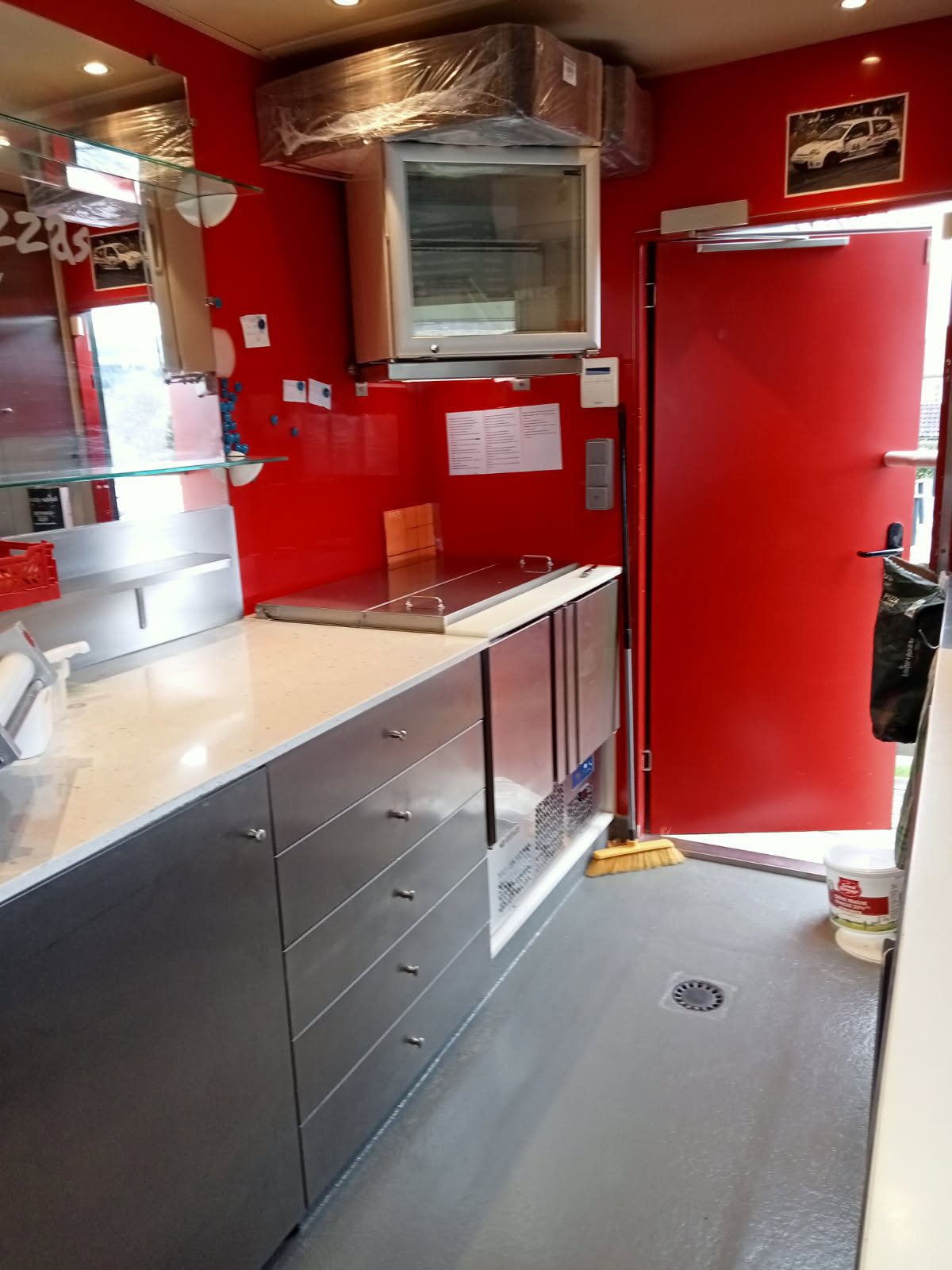 BONJOUR, bonjour,

POUR CHANGER DE VIE ET GAGNER DES SOUS EN FAMILLE. 
Jolie kiosque à pizza à reprendre,  pour couple, frère et sœur, mère/fils/ fille , père /fils/fille. 500€ de loyer seulement, et un chiffre d affaire près des 200 000€ par mois. 98k€ à débattre pour fournir le savoir faire des pizzas artisanales et un grand nombre de clients, mais aussi l'emplacement juste à côté de la sortie de la rocade. Je vous invite à aller voir les photos du village, c'est divin. Le kiosque est ouvert de 11h à 13h et de 18h à 21h30 du lundi au samedi. Après, à vous de fixer vos horaires. TOUT EST A DEBATTRE, alors n'hésitez pas à nous joindre, l'argent est important de nos jours et se lancer à son compte encore plus...
A la clé de bons revenus tous les mois garantis.
Contactez nous, c est avec plaisir que nous vous répondrons hors horaire de travail. Belle journée à vous.