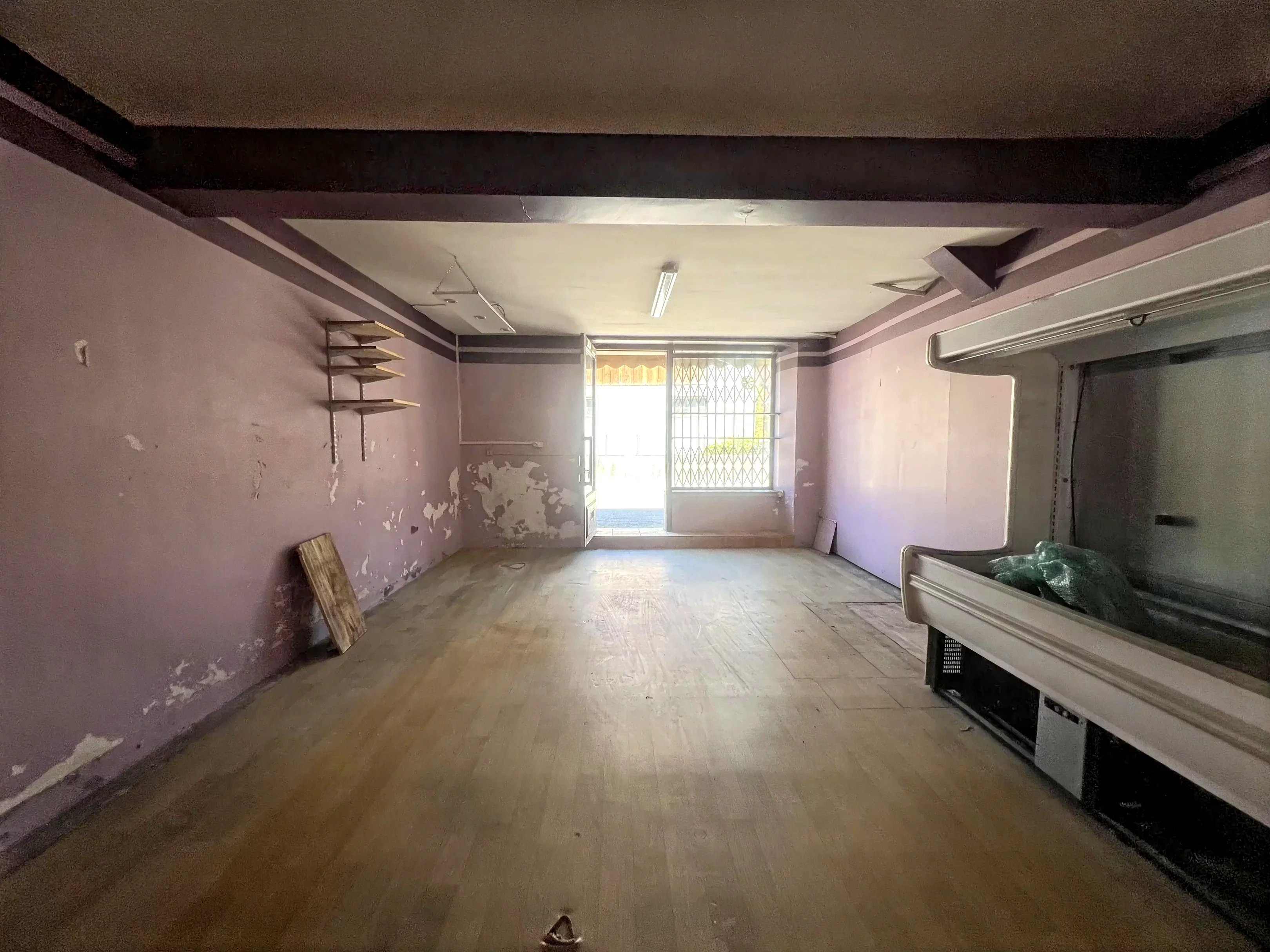 Dans le charmant village d’Argein, découvrez cette belle maison de village de 122 m² offrant de beaux volumes et de multiples possibilités ainsi que son local commercial attenant. 

Dès l’entrée, un couloir dessert un espace de vie chaleureux comprenant un séjour avec poêle et une cuisine ouverte, pour une surface totale de 29,56 m². À l’étage, vous trouverez quatre chambres spacieuses, allant de 11 m² à 18 m², ainsi qu’une salle d’eau avec WC entièrement rénovée (4,92 m²).

À l’extérieur, une agréable cour, soigneusement entretenue et entièrement clôturée, dispose d’une terrasse couverte idéale pour profiter des beaux jours, avec une vue dégagée sur les montagnes et les champs environnants.

Attenant à la maison, un local commercial offre de nombreuses opportunités : agrandissement de l’habitation principale, création d’une activité professionnelle ou encore projet locatif. Cette Ancienne épicerie au coeur du village manque aux habitants et a besoin de retrouver vie, que ce soit au travers d'une nouvelle épicerie, d'un snack, d'un salon de thé, les possibilités sont infinis . Un hangar de 53m2 complète ce bien permettant un grand stockage.

Un bien rare, alliant cadre de vie agréable et potentiel d’aménagement.