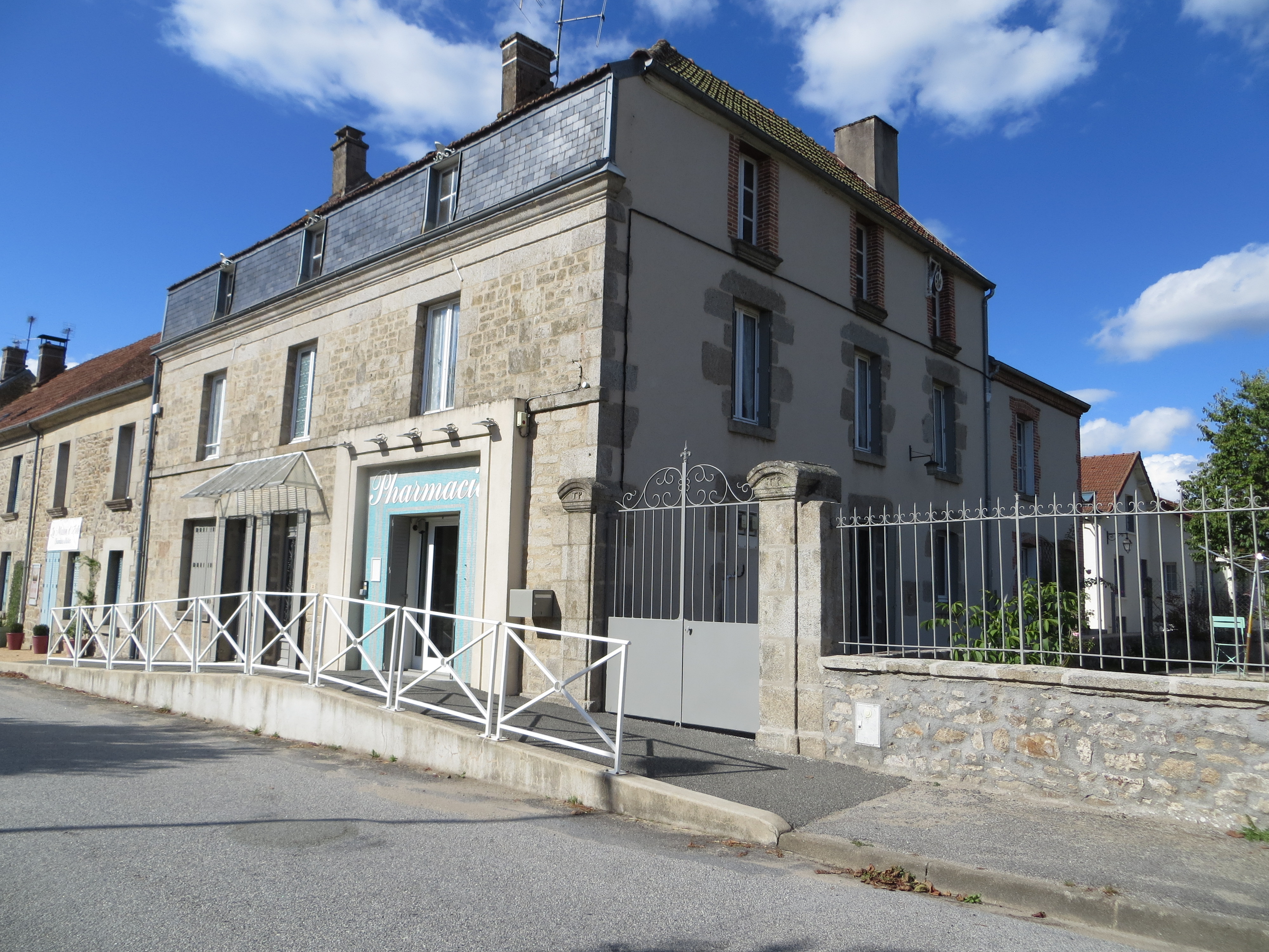 Immeuble 21 Route d'Aubusson 23480 St Sulpice les Champs
Officine à reprendre suite départ retraite début 2025 
Située sur la départementale D17 à 12 km d'Aubusson et 10 km d'Ahun .
La commune comporte la mairie , l'agence postale , la maison médicale avec un  médecin , 2 infirmières , une MAM, une école de la maternelle au CM2 , une bibliothèque.
Pour les enfants de la commune et des environs , des transports scolaires sont organisés pour l' accès à l'école , ainsi que les élèves allant au collège et/ou au lycée .
Certains commerces et entreprises proposent leurs services : café-restaurant , garages dont un avec réparation agricole, entreprises électricité ,  menuiserie , maçonnerie et couverture .

Fonctionnement 2024 : ouverte lundi au samedi de 9h à 12h et 14h à 18h
fermée mercredi après midi 
garde tous les 4 semaines 
chiffre d'affaires 2024 : 400 000 €
Clientèle locale des villages environnants , de passage .

L'immeuble officine et logement est  défini comme suit:
-Officine en RDC avec accès PMR depuis la route D17 avec un stationnement très facile .
Surface totale pharmacie 65m2 ( accueil 23m2, réserve - préparation 21m2, stockage - bureau 17m2, sanitaire , et un local (3m2 ) pour produits dangereux en extérieur . 
-Logement 129m2 de superficie : une grande pièce  au RDC 38 m2 , 
au 1er étage : cuisine aménagée , salle à manger , grande chambre , 2 pièces
 ( chambre ou bureau ), sanitaire et salle de bains rénovée en 2023.
Jardin avec remise  160 m2 .
Loyer mensuel officine et logement : 560 €

Commune en Zone France Ruralité Revitalisation ( FRR+) classement 2024
Exonération de la CFE votée par la Communauté de communes :
exonération totale  sur les 5 premières années , puis abattement dégressif pendant 3 ans : 75% la  6ème année , 50% la 7ème année et 25% la 8ème année.