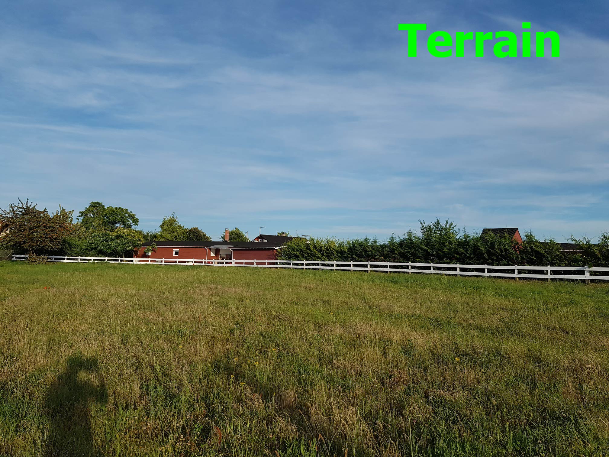 Plongez dans le charme unique de cette propriété en bois d’environ 260 m² habitable (Avec la possibilité d’agrandir via les dépendances), sur un terrain de 3 600 m², offrant un cadre de vie exceptionnel pour ceux qui recherchent la tranquillité et la proximité avec la nature.

La partie habitation principale, chaleureuse et spacieuse, dispose de 5 chambres, idéales pour une grande famille ou pour recevoir des invités. L’architecture tout en bois confère à l'ensemble un charme authentique et naturel, de type chalet de montagne.

La partie habitation secondaire, comprends 3 chambres (Aujourd’hui dédié à des chambres d’hôtes), chacune équipée de sa propre douche, apportant ainsi tout le confort nécessaire pour accueillir vos hôtes, ainsi que d’une grande pièce de vie, idéale pour servir les repas et petits déjeuné.
Les dépendances, aussi toute en bois, se composent d’une partie avec piscine hors-sol et d’un spa (Dans une pièce couverte), d’une salle de sport, et d’une partie « garage », pouvant accueillir 3 voitures, ou alors être transformé en gite.
Cette propriété est située au calme, mais son avantage est de se situer à 35 minutes de la gare de Poitiers, à 20 minutes du Futuroscope, et à 10 minutes de Mirebeau ou vous trouverez toutes les commodités nécessaires (supermarchés, pharmacie, écoles et collège, ...)
Cette petite commune de 400 habitants est un havre de paix qui appelle au calme et à la quiétude.

PS : Cette maison est inoccupée depuis 1 an, donc il faudra prévoir un petit peu d’élagage des haies, et de tonte du terrain.
