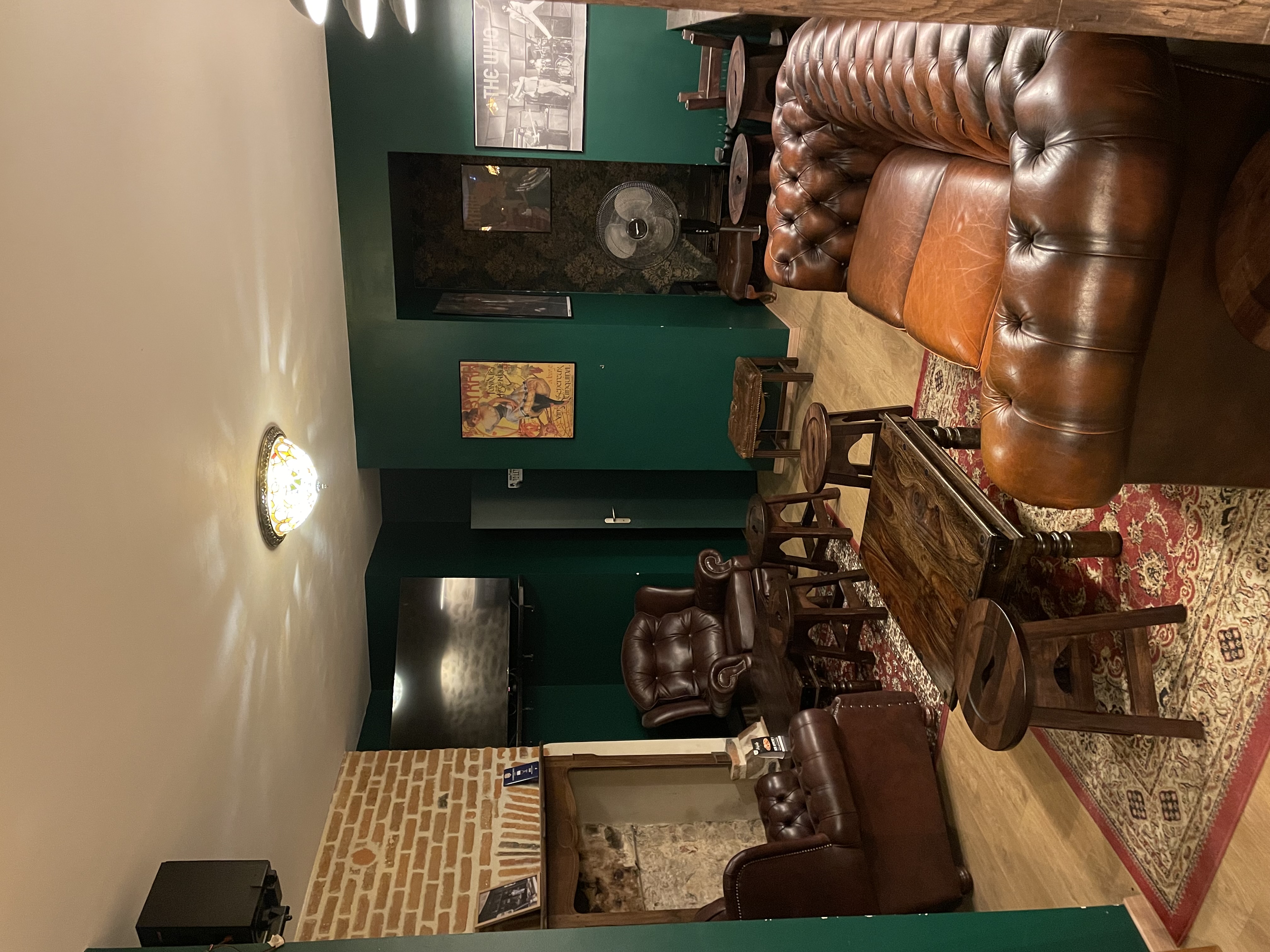Je vends mon Pub irlandais qui ne demande qu'à se développer. Il s'agit très certainement d'un des plus beau pub de Creuse, à l'ambiance cosy et raffinée.
Il est situé dans le village thermal d'Evaux les Bains, dont la cure se déroule entre le mois de mars et de novembre.  
Je vends le fond de commerce pour un montant total de 50000€. Il est aussi possible que je vende le tout: fond de commerce + les murs pour un montant total de 125000€. 
Le pub a été entièrement créé en 2024 et a été restauré du sol au plafond avec des matériaux de qualité la même année. Evidemment, l'électricité est entièrement neuve, ainsi que la plomberie. La toiture est parfaite de même que la charpente. Aucun travaux à prévoir. 
À l'étage, l'acheteur peut effectuer des travaux de rénovation, afin d'agrandir la salle ou alors, de créer un appartement. Toutes les fenêtres ont été changées par du double vitrage en 2024.  La superficie de l'immeuble est d'environ 170m2, et la superficie du Pub est d'environ 55m2.