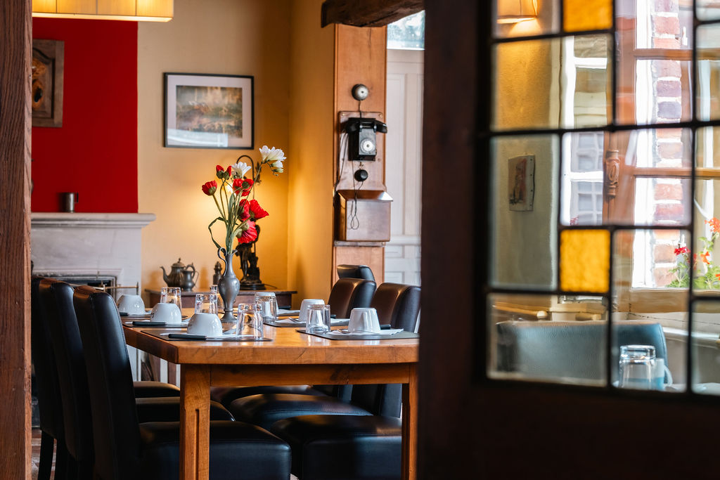 Gérer un  hotel et restaurant+ licence 4 vous attire ? Pour personnes qui souhaitent démarrer la restauration dans petit village de Sologne, ou il y a des commerces et une petite vie active, écoles, collèges à 15km.
Des personnes qui ont envie de tenter l'aventure dans un lieu simple et  rustique et typique de la Sologne, chasse, pêche, randonnées, équitation sont les principales activités de la région.
Restauration classique, traditionnelle attendue , du local en fonction des saisons. Région de chasse très importante, et d'équitation, beaucoup de manifestations locales toute l'année,  le plus grand salon de la chasse en juin , un parc fédéral qui accueille beaucoup d'activités  équestres..
Un gros potentiel entre les clients de l'extérieur qui appellent tous les jours pour réserver une table et les clients de l'hôtel qui souhaitent pour 80% diner sur place et toutes les soirées étapes des entreprises locales. Rue passante pour le midi également.
40 couverts intérieur et 20/30 Terrasse extérieure.

Si les personnes ont un réel investissement pour le lieu , il sera possible d'acheter le fond de commerce et les murs qui sont en vente.

Soit en location gérance pour démarrer avec une option d'achat, soit achat directement avec un apport de 185.000 euros et le reste en vente à terme sans frais ni intérêts, soit 340.000 euros en totalité. Tout est envisageable.
Avis sur google : la halte solognote.
Actuellement un gérant au restaurant et les propriétaires gère l'hôtel.
Le gérant du restaurant part pour de nouveaux horizons en décembre 2025. Et les propriétaires ont d'autres projets.

Le loyer + redevance 
Au loyer s'ajoutera vos charges de fuel, de gaz, d'eau et d'électricité ,licence 4, 

Si vous souhaitez le logement qui se trouve au dessus il sera en sus également en location. 

Bail et contrat rédigé par AVOCAT.
Envie de vous lancer ? appelez nous
