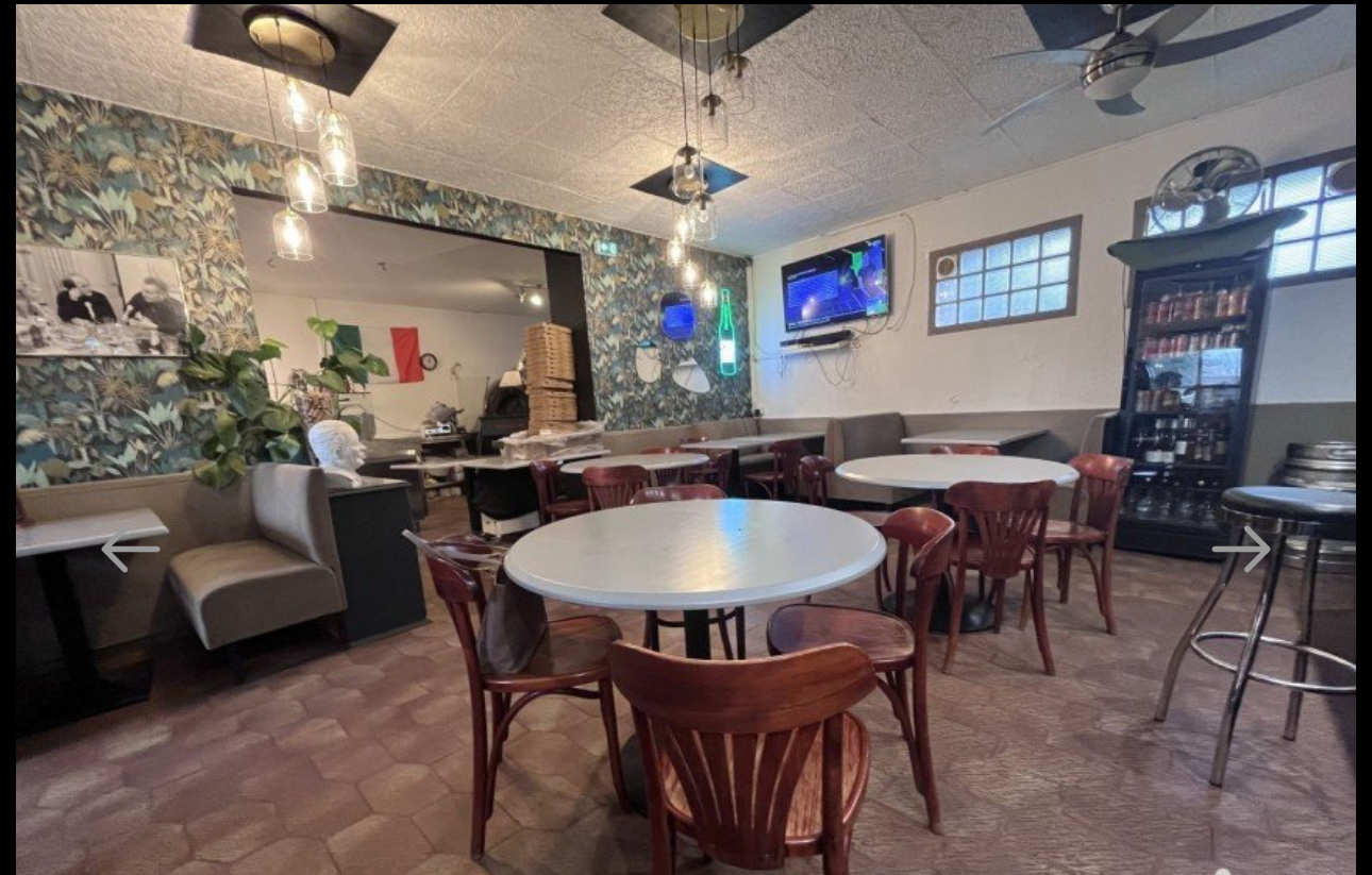 vend fond de commerce bar restaurant pizzeria, licence 4, idéalement situé dans un quartier animé. Cet établissement d'environ 215 m2 environ a été entièrement rénové il y a quatre ans, offrant un matériel et un agencement modernes.

Le commerce se compose de trois espaces distincts : un bar convivial, une pizzeria accueillante et un restaurant chaleureux. Avec une capacité d'accueil de 70 couverts à l'intérieur, vous pourrez facilement servir vos clients dans un cadre agréable.

De plus, vous disposerez d'une magnifique terrasse de 100 m² environ, arborée et propice à la détente, pouvant accueillir jusqu'à 55 couverts. C'est l'endroit parfait pour profiter des journées ensoleillées tout en savourant un bon repas.
Ce fonds de commerce est une véritable opportunité pour les entrepreneurs passionnés de restauration. Ne laissez pas passer cette chance de réaliser votre rêve professionnel.