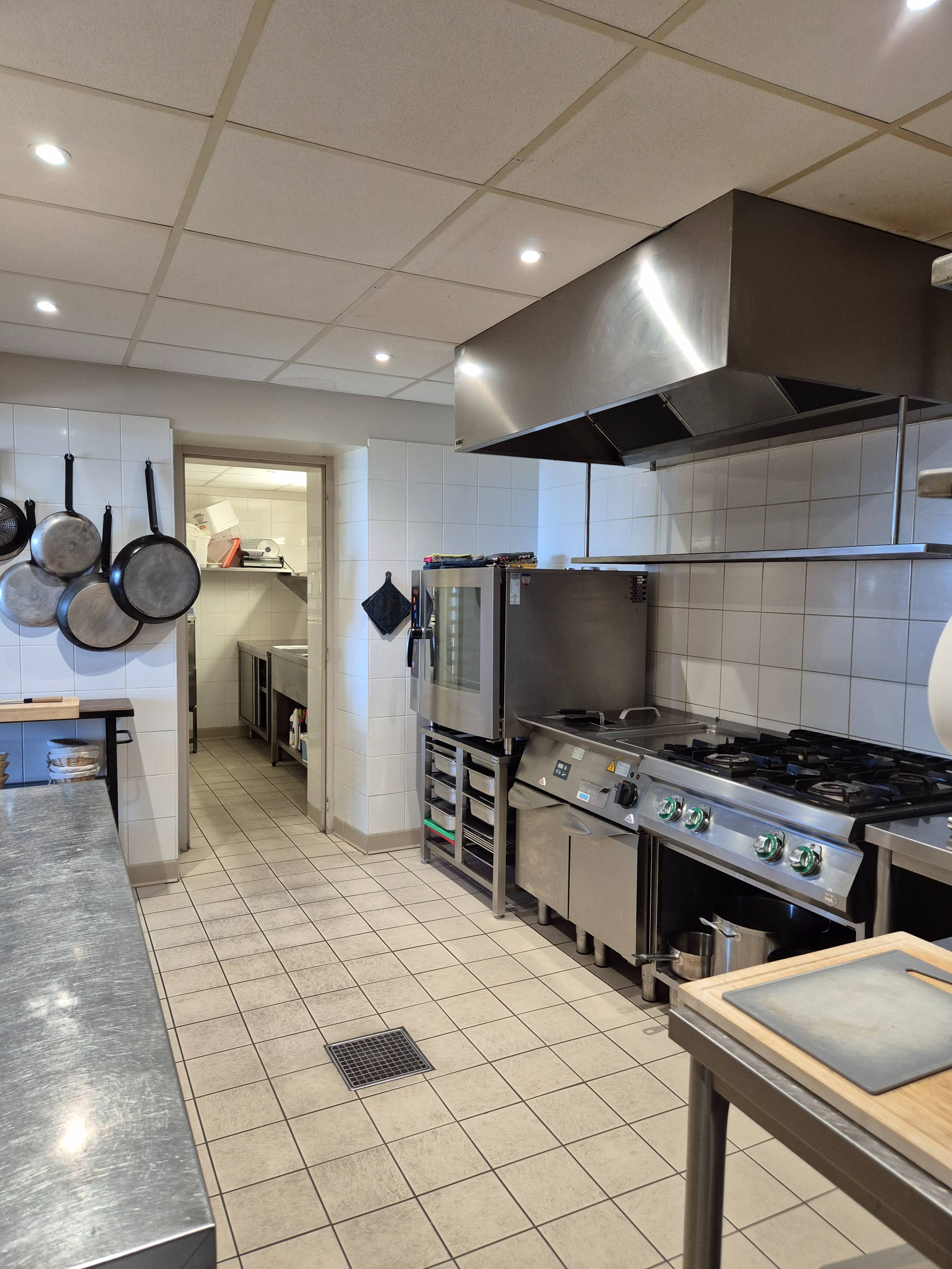 L’établissement est implanté sur la commune de Malbosc, il bénéficie d’une vue panoramique unique sur les Cévennes d’Ardèche et gardoises, avec un dégagement jusqu’au Mont Ventoux. Il développe une activité de restauration traditionnelle (Licence IV), structurée autour d’une carte courte (4 entrées, 4 plats, 4 desserts) renouvelée chaque semaine, avec une production intégralement réalisée sur place à partir de produits frais et locaux. Le panier moyen est supérieur à 40 € TTC

L’activité principale est complétée par une offre de services de proximité (épicerie, dépôt de pain saisonnier, gaz, service postal), participant à l’ancrage local de l’établissement. L’exploitation est aujourd’hui assurée par un couple de dirigeants, sans recours à du personnel, avec un dimensionnement volontaire de l’activité permettant de maîtriser les conditions de travail et la qualité de service. 40 couverts par service maximum en étant sur la carte. 65 couverts lors de menu unique type paella par exemple.

Labels et référencement:

Label Bistrot de Pays
Accueil Vélo (référencement sur la Trans Cévenole)
Dispositif De la rando à l’assiette (réseau Cévennes d’Ardèche)

Caractéristiques des locaux:

Salle : 35 m²-> 32 couverts
Cuisine : 12 m²
Plonge : 6 m²
Réserve : 10 m²
Espace épicerie : 20 m²
Terrasses : environ 80 m² -> 85 couverts
Local conforme ERP type 5, normes d’hygiène et de sécurité en vigueur
Loyer de 688 € TTC / mois (Licence IV comprise dans le bail commercial), absence de droits de terrasse
Aucun investissement réglementaire à prévoir
Possibilité de logement type F3, surface 70m2 en supplément au dessus du restaurant ( bail classique privé loyer 450 Euros TTC )

Communication et visibilité:

Page Facebook active : + de 1800 abonnés
Google My Business : 4,7/5* sur Google, basée sur plus de 240 avis
Visibilité via les labels et les offices de tourisme

Informations complémentaires:

Clientèle locale fidèle et forte affluence du mois d'avril à fin octobre
Période de fermeture annuelle de 8 semaines.
Chiffre d'affaires 2025 : près de 130 000 € HT
Prix de vente du fonds de commerce : 98 000 €.

Contact CCI de l'Ardèche
Devès Mickael 
0475880707