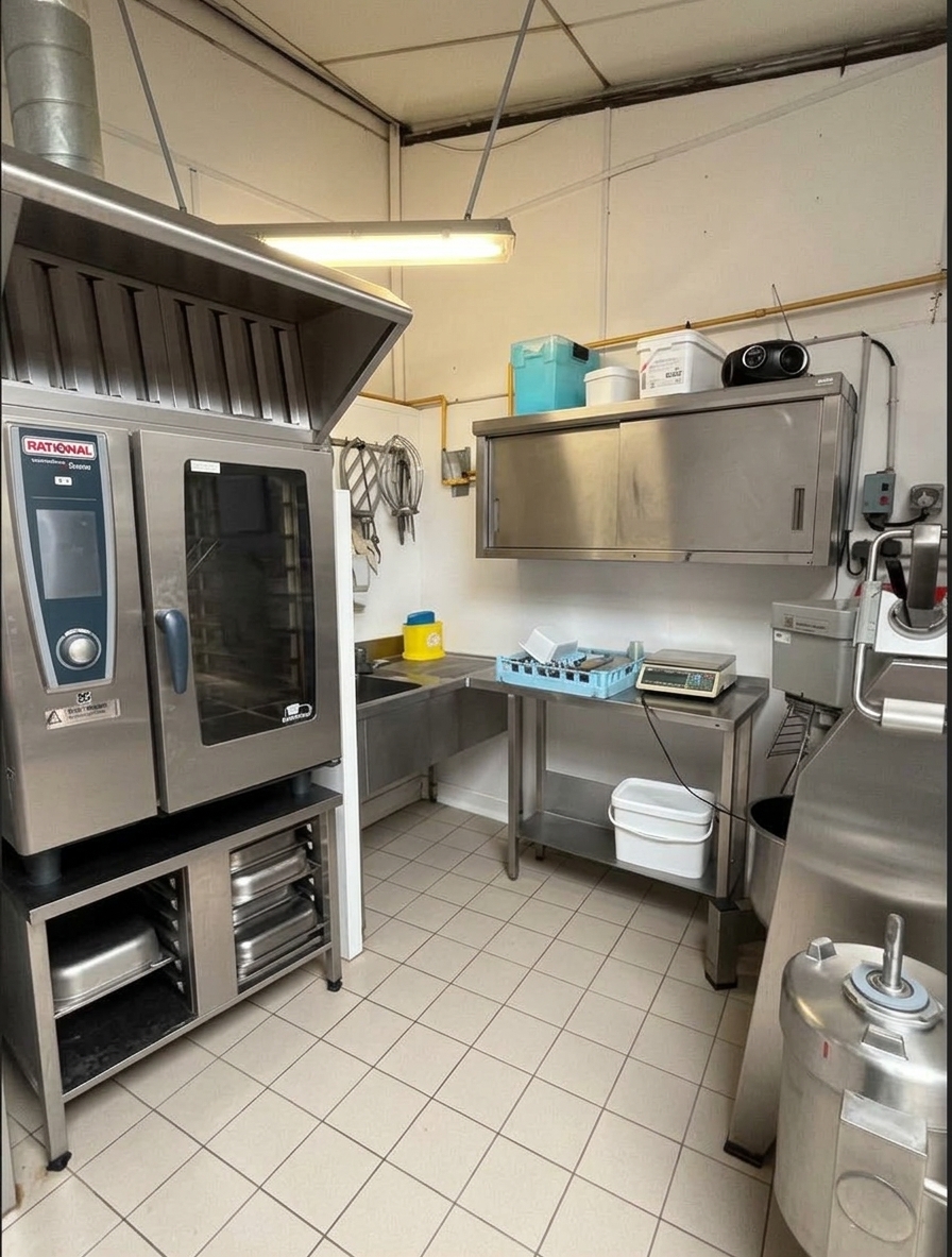 Changer de vie en Normandie : Reprenez une charcuterie-traiteur florissante et réputée à Noues de Sienne !

Imaginez un quotidien où le savoir-faire artisanal, l'humain et la passion de la gastronomie retrouvent tout leur sens. Bienvenue à Saint-Sever-Calvados (commune nouvelle de Noues de Sienne), un bourg de caractère de 4 200 habitants, entièrement refait à neuf, où la redynamisation rurale est une réalité concrète.

Située en plein cœur du bourg central, sur un axe stratégique 
et très passant reliant Vire à Villedieu-les-Poêles (la route de la mer), cette charcuterie-traiteur bénéficie d'une visibilité optimale. Ici, le taux de vacance commerciale est nettement inférieur à la moyenne nationale, porté par un tissu local dynamique : association de commerçants très active, marché populaire du samedi matin, marché de Noël, animations territoriales, structures culturelles (centre culturel, école de musique), écoles et pôle de santé complet (médecins, dentistes).

C'est dans ce cadre privilégié, entre terre et mer, à deux pas du Mont-Saint-Michel, qu'une opportunité d'entreprise artisanale d'exception se présente.

Une affaire clé en main, axée sur la transformation et la transmission
Après 18 ans de développement passionné, les gérants transmettent une charcuterie-traiteur saine, rentable et structurée, s'appuyant sur une clientèle fidèle et attachée aux produits de qualité.

Les atouts de l'établissement :

Équipe et rythme de vie équilibré : 5 salariés (gérants inclus). Horaires de boutique appréciables (8h-19h, fermeture les mardis, mercredis et dimanches après-midi de 8h à 13h).

Outil de travail complet et aux normes :

Espace de vente de 20 m² avec comptoir et vitrine réfrigérée moderne (façade double vitrage refaite).

Laboratoire / Atelier de fabrication de ~100 m² parfaitement entretenu, équipé de matériel récent pour la transformation artisanale et le traiteur : 2 fours mixtes Rational, 2 grosses marmites, 1 sauteuse industrielle, 1 cutter, 1 laminoir, 3 chambres froides ( 2 positives et une négative), 2 cellules de refroidissement rapide...

Arrière-boutique de ~40 m² : bureau, salle de pause et cuisine.

Logement & Dépendances :

Partie habitation comprenant 3 chambres (2 petites chambres d'enfants, 1 chambre parentale), salle d'eau (4 m² avec douche, WC, lavabo) et local de stockage/grenier.

Garage fermé avec 2 places de parking attenantes.

Indicateurs financiers solides & Accompagnement à la reprise
Cette affaire offre une sécurité financière exemplaire pour un professionnel souhaitant s'installer ou développer son activité :

Indicateur	                  Exercice 2025	                 Exercice 2026
Chiffre d'affaires	          539 200 €	                                 542 500 €
EBE	                          65 400 €	                                 69 087 €
Résultat net	                  62 500 €	                                 65 500 €
Des aides au financement territoriales (prêts à taux zéro, subventions) peuvent être mobilisées pour accompagner votre projet de reprise.

Conditions de cession
Prix de cession du fonds de commerce : 150 000 € (négociable)

(Cause de la vente : réorientation vers un autre projet professionnel)

Scénarios d'acquisition :

Fonds de commerce en location commerciale :

Loyer mensuel : 800 € (boutique et laboratoire seul)

Loyer mensuel : 950 € (incluant le garage et la partie habitation)

Achat du Fonds + Murs :

220 000 € (fonds + murs hors garage)

250 000 € (fonds + murs avec garage )

Modalités de candidature
Dossier financier et bilans complets transmis sur demande après étude de votre profil.

Vous êtes artisan charcutier-traiteur, passionné par le fait-maison et le service de proximité ? Merci de transmettre votre CV, un descriptif de votre projet et vos projections financières à :
📧 snonclercq@vireaunoireau.fr
PHOTO SUR DEMANDE 
https://www.facebook.com/share/v/1VVzRg67oo/ A NE PAS MANQUER LA VIDEO WEB SERIE BIEN VIVRE A NOUES DE SIENNE
https://www.facebook.com/share/v/1EDYkXyyMZ/ LES AWARDS DU COMMERCE UN TERRITOIRE QUI MET A L HONNEUR SES COMMERCANTS