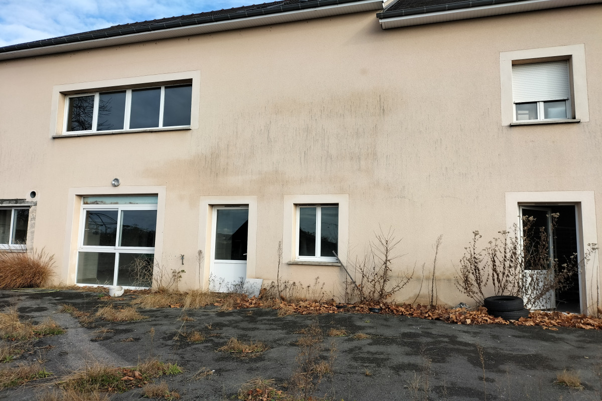 Bâtiment de 480m2 comprenant a l'étage un  appartement de 160m2 pièces commercial de 160m2 et un sous-sol de 160 m2