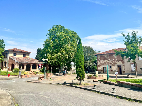 Auzielle recherche son futur médecin : un cadre de vie exceptionnel aux portes de Toulouse

Succession après 30 années d’exercice.
 
Aux portes de Toulouse et de sa vie culturelle et urbaine, à 15km de la place du Capitole, Auzielle propose un cadre de vie privilégié : le dernier poumon vert de la 1ère couronne Toulousaine ! Le village composé de 1 600 habitants compte de nombreux professionnels de santé : une pharmacie, un cabinet de kinésithérapeutes, un orthophoniste, un cabinet infirmiers, une psychologue, un opticien permettant une prise en charge globale des patients avec la volonté de créer une maison de santé !
Les nombreux commerces de proximité avec une épicerie, un salon de coiffure, un centre esthétique et un restaurant facilitent la vie quotidienne.
La démographie maitrisée du village a permis en 2024 de maintenir un groupe scolaire dont une école élémentaire neuve de la petite section au CM2 et un réseau d’assistantes maternelles. Pour les études du second degré, deux collèges et un lycée d’excellence sont situés à moins de 2km du centre village.
Sans oublier un tissu associatif riche avec un pôle sportif comprenant des activités telles que le tennis, le football, la marche nordique, la gym cardio, du yoga, une piscine intercommunale. Coté culturel, le village dispose d'une médiathèque et d'un cinéma classé art et essai.
La commune est desservie par le réseau de bus TISSEO et permet une interconnexion avec le transport urbain de la ville de Toulouse.
 
Le cabinet médical d’une surface totale de 50m² en location communale à un tarif modéré, sera rafraichi, pourra accueillir 2 médecins. Sur le territoire de la CPTS du Pastel (Communauté Professionnelle Territoriale de Santé) les médecins bénéficient d’une structure coordonnée permettant d’assurer une prise en charge continue des patients.
 
Informations pratiques :
Lieu : Auzielle (31650), Sud Est Toulousain à 15km de la place du Capitole de Toulouse
Cadre de travail : cabinet individuel
Secrétariat : pas de secrétariat à date
Patientèle de tout âge et fort sympathique
 
Une opportunité à ne pas manquer !
 
Contactez-nous dès maintenant pour plus d’informations et rejoignez une communauté qui n’attend plus que vous pour continuer à garantir un accès aux soins de qualité pour tous ses habitants !
Contact : Mairie d’Auzielle, Mme Mariotte BANZOUZI, dgs@mairie‑auzielle.fr 06 83 04 24 92