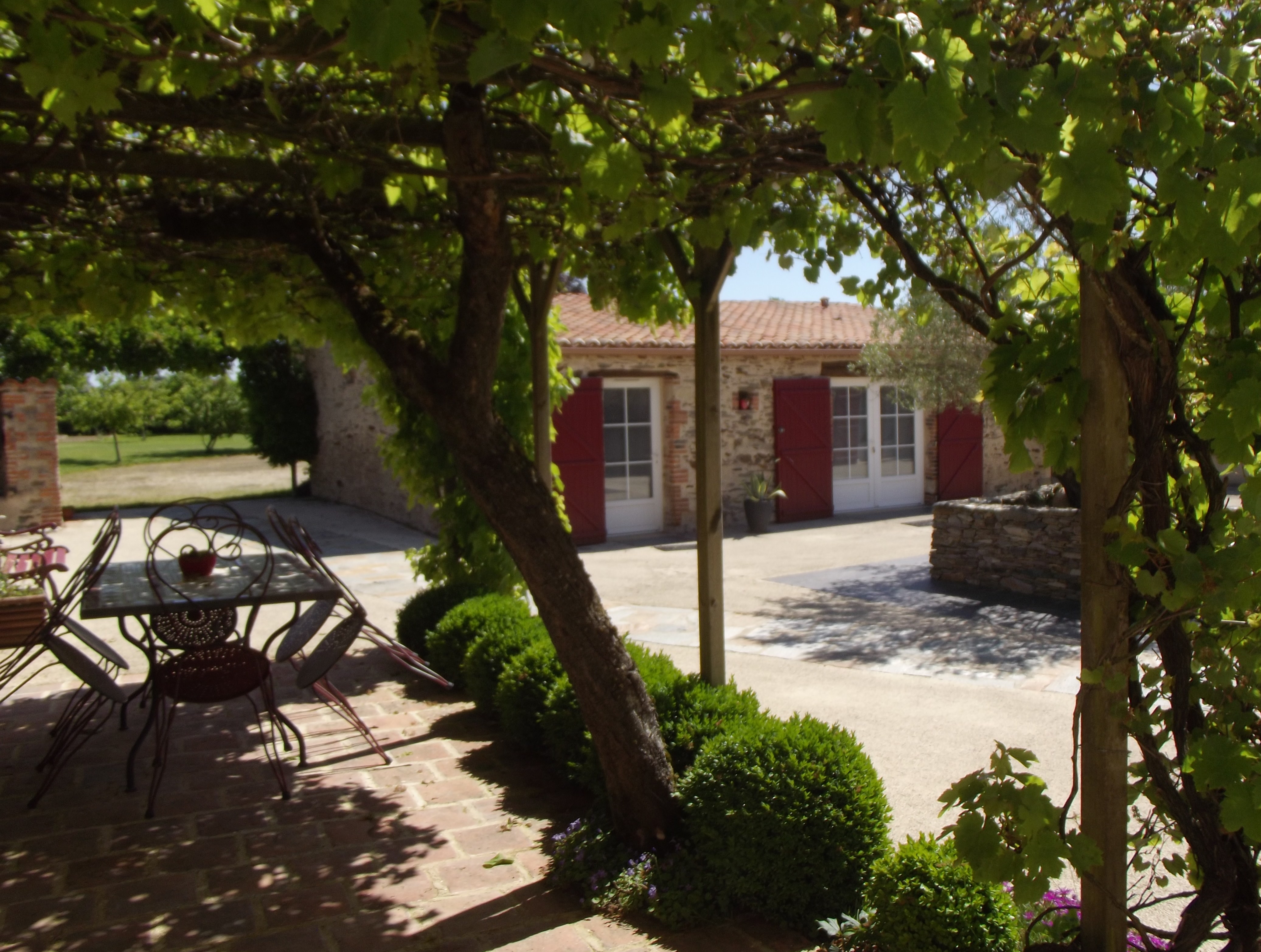 Gîte d’une capacité de 15 personnes + 1 partie Habitation pouvant être également loué en gite, le tout sur une surface habitable de 430 m² avec un terrain clos et paysagé de 3527 m² dans le Bocage Vendéen à 20’ du Puy du Fou , 40’ des Sables d’Olonne et du Marais Poitevin .
L’activité actuelle de Gîte peut-être facilement transformée en Chambres d’Hôtes avec le Label Tourisme et Handicap.