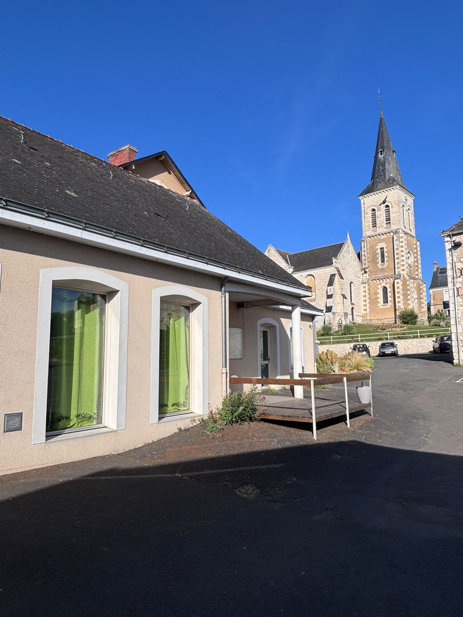 RECHERCHE EXPLOITANT BAR - RESTAURANT - TRAITEUR
LE RELAIS DE LA MARCONNE – DISSÉ-SOUS-LE-LUDE (72)

La Commune Nouvelle du Lude recherche un professionnel de la restauration pour reprendre l'exploitation du Relais de la Marconne, établissement communal situé au cœur du village de Dissé-sous-le-Lude, en Sarthe.

ÉTABLISSEMENT

Bar – Restaurant – Traiteur bénéficiant d'une Licence IV, avec activité de restauration sur place et services complémentaires déjà en place :

Bar
Restaurant
Traiteur
Plats à emporter
Dépôt de pain
Terrasse extérieure

Possibilité de développer des activités complémentaires selon le projet du candidat :

Épicerie de proximité
Point presse
Dépôt de colis
Services de proximité
CHIFFRES CLÉS
Chiffre d'affaires moyen : 110 000 €
Prix du fonds de commerce : 45 000 € (à titre indicatif)
Loyer commercial : 330 € / mois
Redevance Licence IV : 15 € / mois
Logement attenant disponible : 500 € / mois
UN VÉRITABLE LIEU DE VIE

Le Relais de la Marconne constitue un commerce essentiel pour la commune et bénéficie d'un environnement favorable :

École communale active
Association de parents d'élèves dynamique
Une dizaine d'associations locales
Salle des fêtes à proximité immédiate
Nombreux repas associatifs et événements tout au long de l'année
Randonnées, pêche, animations communales
Commune labellisée « Villes et Villages Fleuris »

L'établissement dispose d'un fort potentiel de développement grâce aux activités de restauration traditionnelle, de traiteur et à la réalisation de repas pour les associations, manifestations locales et événements communaux.

PROFIL RECHERCHÉ

Professionnel de la restauration ou couple d'exploitants disposant d'au moins 2 ans d'expérience.

Le candidat devra être en mesure :

D'assurer une ouverture régulière de l'établissement, notamment les week-ends ;
De développer l'activité de restauration et de traiteur ;
De préparer ponctuellement plusieurs centaines de repas lors des manifestations locales ;
De participer activement à la vie de la commune et au tissu associatif.
UNE OPPORTUNITÉ POUR ENTREPRENDRE AUTREMENT

Vous recherchez un projet professionnel alliant qualité de vie, proximité avec la clientèle et implication dans la vie locale ?

Le Relais de la Marconne vous offre l'opportunité de reprendre un établissement reconnu, avec logement sur place, au sein d'une commune rurale dynamique et accueillante.

CONTACT

Mairie du Lude
Place François de Nicolaÿ
72800 LE LUDE

Mairie déléguée de Dissé-sous-le-Lude
15 rue Klébert Vaudron
72800 LE LUDE

Candidature (CV + présentation du projet) :

sonia.pottier@ville-lelude.fr
christophe.maudet@ville-lelude.fr