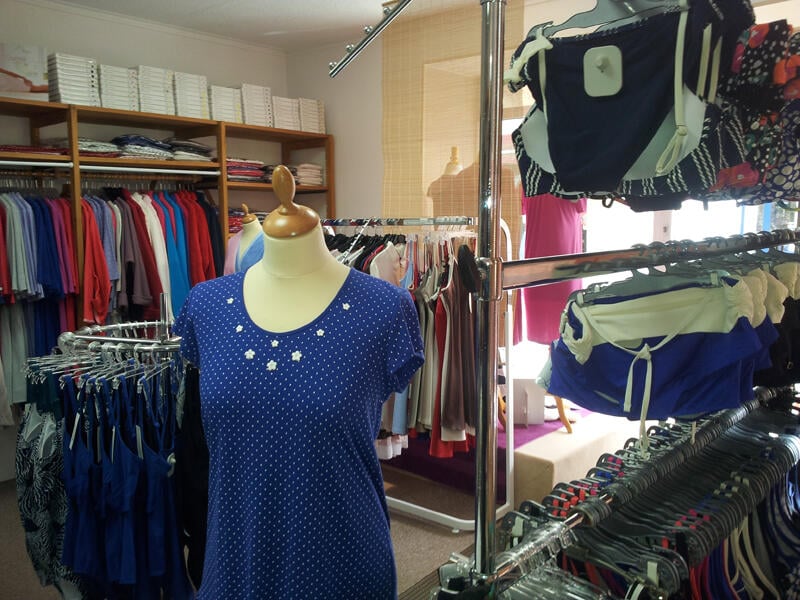 A vendre fonds de commerce BOUTIQUE de LINGERIE à Pont l'Abbé

- Emplacement N°1, en cœur de ville, rue piétonne, angle de rue, 3 vitrines.
Local commercial de 42 m² (boutique 36 m², réserve + sanitaires 6 m²)
- Offre diversifiée de lingerie féminine - Chemises de nuit, pyjamas, tenues de détente, maillots de bains, collants, chemises laine, soie et coton, soutiens gorge, slips, gaines. Antigel, Avet, Chantelle, Charmeline, Doré Doré, Empreinte, Gerbe, Hanro, Lejaby, Lidéa, Lisanza, Livia, Lou, Massana, Pastunette, Simone Pérèle, Ringella, Senoretta, Sloggi, Sunmarin, Triumph, Vittoria...
- Clientèle locale fidèle et clientèle touristique en période de vacances scolaires
- CA stable, bonne rentabilité
- Bon potentiel de développement
- Accompagnement possible par le cédant

Pas sérieux et agences, s'abstenir.