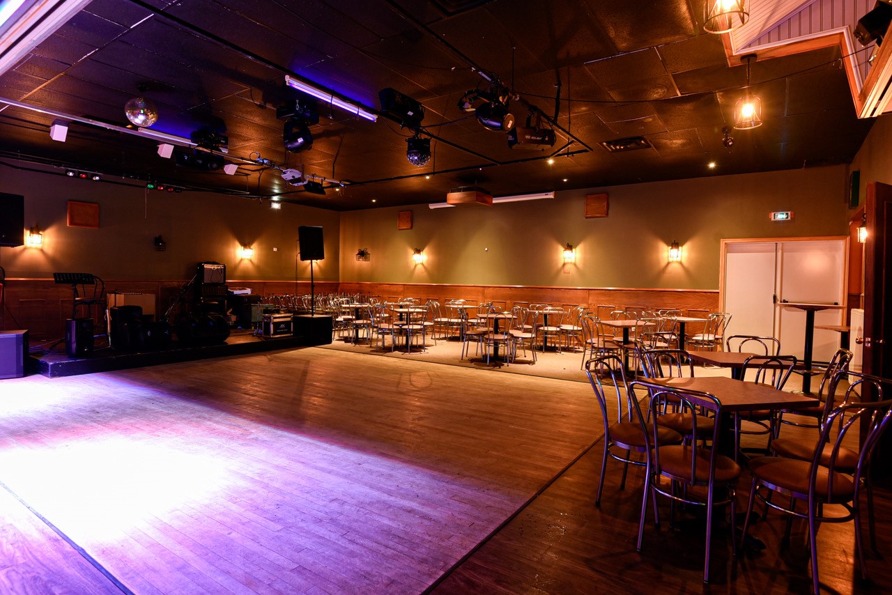 UNE AFFAIRE RARE DANS UN LIEU ENCORE PLUS RARE
Un ensemble immobilier comprenant un Bar-Discothèque de 246 m², un restaurant de 246 m² salle+cuisine, un snack de 67 m²  le tout complété par une maison d'habitation moderne de style canadien d'une surface habitable de 267 m²
Une opportunité pour changer de vie, l'île de Miquelon l'anglade est le lieu idéale pour se mettre au vert et élever sa petite famille en toute sécurité et sérénité.
Vous serez le seul commerce du genre sur le territoire, cette affaire est tenue par le même propriétaire depuis 1980, améliorée et transformée sans cesse pour être au goût du jour.
Tout le matériel est opérationnel, un très bon niveau d'équipement dans les trois entités commerciales.
La Maison est entièrement meublée, vous ne pouvez que poser vos valises et profiter de la vue.
Une affaire rentable et saine.
Pour le chiffre d’affaire  annuel contacter moi pour plus informations.
