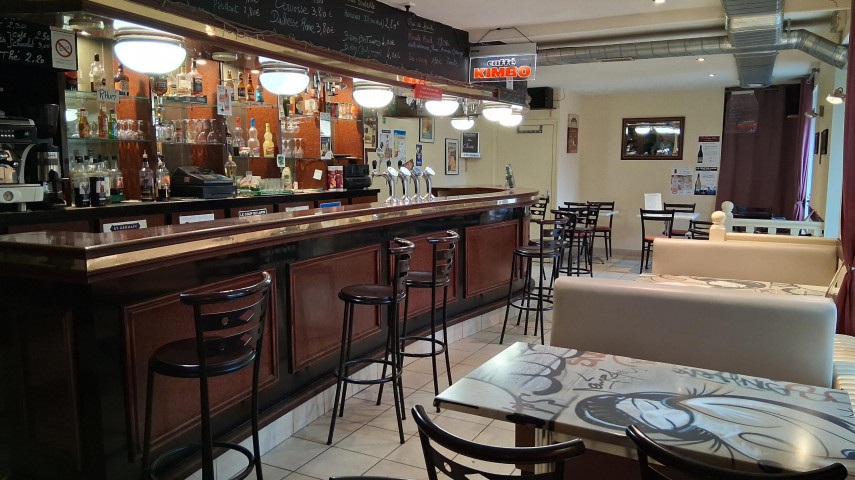 opportunité rare en cœur de village

reprise du fonds (90 k€) + acquisition des murs (150K€)

Description:

Vente d’un fonds de commerce polyvalent actuellement exploité en bar – tabac – presse – dépôt de pain avec activité pizza à emporter très rentable (CA pizza ≈ 50 k€ / an sur les soirées vendredi/samedi).

L’établissement comprend un comptoir tabac, un bar (120 m²) une cuisine et 2 réserves, une terrasse intérieure ( patio) + une bâtisse annexe exploitable pour l’organisation de repas de groupe, séminaires ou soirées privées — un vrai atout différenciant pour développer l’événementiel et la restauration sur place.
Un appartement de 180 m2 au-dessus du commerce ( 5 chambres et pièce de vie de 80 m2 ) 
Aucun travaux à prévoir

Fermé : dimanche et lundi

Locaux en bon état, cuisine équipée pour pizza à emporter. Possibilité immédiate d’agrandir l’offre : restauration sur place, soirées à thème, traiteur pour groupes (40 personnes) .

Emplacement central dans le bourg — clientèle locale fidèle + passage touristique estival.

Opportunités de développement:

* organisation de soirées à thème

* repas pour randonneurs et groupes (parcours autour des Monts d’Arrée).

L'établissement se situe dans un petit bourg des Monts d’Arrée, riche en patrimoine et attractif pour les randonneurs / touristes (parc naturel régional d’Armorique). Le bourg dispose d’une vie locale active. L'établissement et la crêperie du bourg sont les 2 uniques commerces.
  
A VISITER ABSOLUMENT
Me contacter
merci