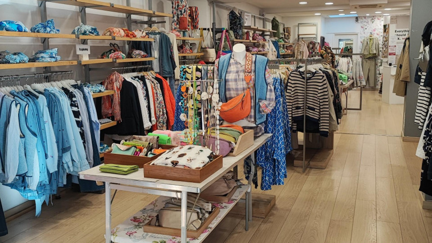 Vente d'un fonds de commerce de prêt-à-porter féminin & masculin, idéalement situé au coeur de la rue des Martyrs, principale artère commerciale du centre-ville de Carhaix, ville dynamique du Centre-Finistère. A proximité directe des parkings et entouré de nombreuses enseignes nationales, d'une pharmacie, et de bars/restaurants, ce commerce entièrement équipé dispose d'un emplacement n°1.

Le local commercial est loué : 2200€/mois. Réparti sur 2 niveaux, il dispose de 2 entrées indépendantes et respecte les normes d'accessibilité PMR. Une collaboratrice travaille aujourd'hui dans le commerce.

- Au rez de chaussée : espace commercial d'environ 150m² consacré à l'univers féminin + une réserve d'environ 32m².
-A l'étage : espace commercial d'environ 58m², dédié à l'univers masculin et aux fins de séries.
-Au sous-sol : une réserve d'environ 60m².

Usage actuel : commerce de textiles multimarques.
Usages possibles : commerces, concept store, etc.

Dans le cadre du départ à la retraite de la gérante, installée depuis une vingtaine d'années, le commerce est disponible à la reprise dès que possible. Un accompagnement par la gérante actuelle du magasin est possible.