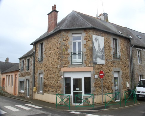 APPEL À CANDIDATURE – COMMERCE MULTI‑SERVICES DE PARCÉ
Un héritage, une mission, un lieu d’excellence au cœur de la Bretagne

La commune de Parcé, nichée dans un écrin de verdure entre Fougères, Vitré et Saint‑Aubin‑du‑Cormier, ouvre aujourd’hui les portes d’une opportunité rare :
prendre la direction d’un commerce multi‑services entièrement rénové, véritable institution locale et pilier de la vie sociale.

Rénové en 2022, l’établissement se distingue par :
- Un bar contemporain élégamment repensé,
- Des espaces modernisés et harmonisés,
- Un cadre propice à un accueil professionnel et chaleureux.

Plus qu’un commerce, il s’agit d’un lieu central, porteur de symboles, où se tissent les liens du quotidien, où l’on transmet une identité, un esprit de communauté, une manière de vivre ensemble.

Ce lieu est aujourd’hui prêt pour une nouvelle direction, capable d’y insuffler vision, engagement et excellence de service.

La commune recherche une personne :
- Adepte des relations humaines d’exception,
- Dotée d’un sens affirmé du service et du leadership de proximité,
- Capable de porter un projet ancré dans l’authenticité, la qualité et l’ambition territoriale.

Afin de favoriser l’émergence d’un projet durable et exemplaire, Parcé offre :
- Un cadre de travail rénové haut de gamme,
- Un accompagnement municipal structuré et bienveillant,
- Un loyer remarquablement compétitif de 250 € par mois, permettant d’investir pleinement dans l’excellence du service rendu.

Devenir commerçant à Parcé, c’est embrasser une mission noble :
incarner la continuité d’un lieu essentiel et offrir à la population un service de qualité, dans une commune qui valorise l’humain autant que le savoir‑faire.

Le dossier de candidature est à réclamer et déposer avant le 3 mai 2026 à la mairie de Parcé :
Mairie de Parcé – 1 rue de la Bascule – 35210 Parcé
contact@parce.fr