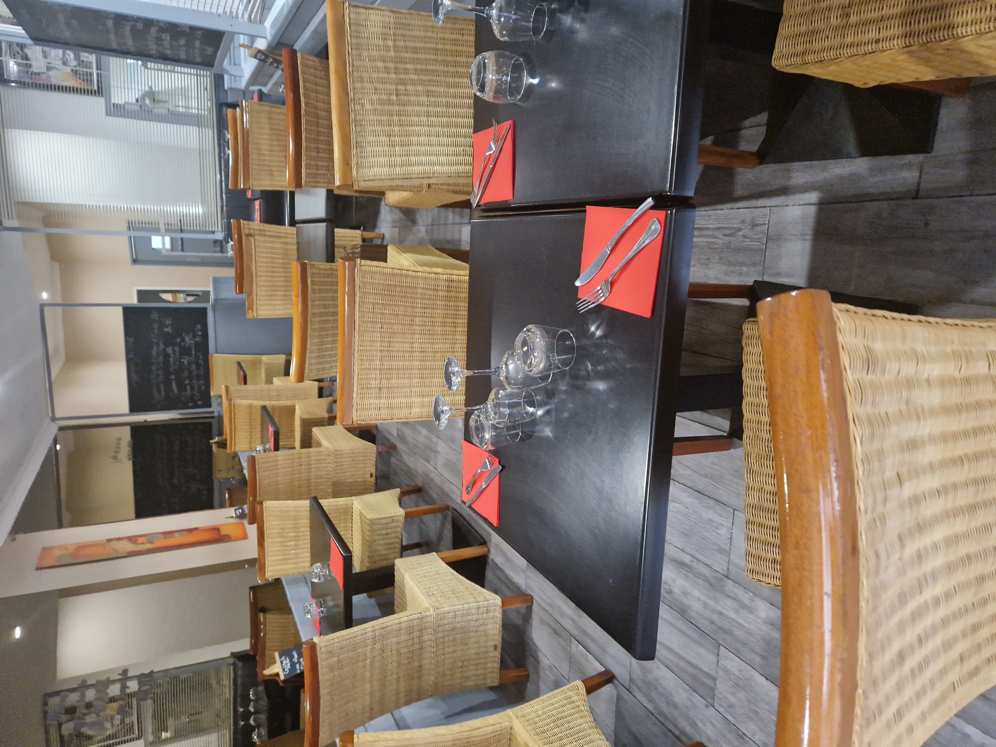 Vente restaurant.  Très bon potentiel . Cuisine refaite entièrement. 50 couverts. Terrasse de 25 couverts doublée  l été.