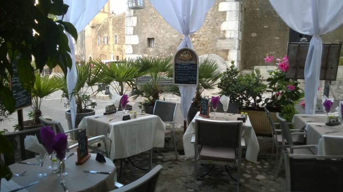 A regret mais cause maladie importante, je mets en vente un superbe petit restaurant .
Très jolie terrasse d'une vingtaine de places
Petite salle d'une vingtaine de places également.
Cuisine toute équipée et aux norme
Loyer très intéressant pour le secteur
Panier moyen élevé
Clientèle touristique plutôt haut de gamme et très bonne clientèle locale.
Emplacement top sur secteur privilégié.
Parfait pour couple ou premier projet d'un restaurateur voulant se lancer
Horaires et jours d'ouverture très facilement '' augmentable ''.
C.A important réalisé pour le moment uniquement sur 6 à 8 mois.

Important : aucune visite possible si aucun apport personnel et visite uniquement sur RDV pris plusieurs jours à l'avance ( je dois très souvent me rendre en soins ).
Merci pour votre compréhension