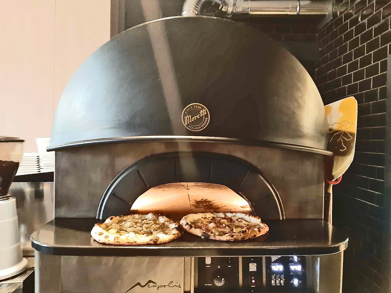 🍕 Pizzeria – Restaurant Traditionnel
Emplacement stratégique – Pérols (Occitanie)
Situé à Pérols, à seulement 5 minutes des plages et 10 km de Montpellier, cet établissement bénéficie d’un emplacement exceptionnel à fort flux toute l’année.
Implanté dans un secteur dynamique, il profite de la proximité immédiate de :
•	Parc des Expositions de Montpellier
•	Sud de France Arena
•	Ligne de tramway
•	Hôtel attenant de 80 chambres
Un environnement idéal combinant clientèle locale, touristique, professionnelle et événementielle.
________________________________________
🔹 Caractéristiques du Fonds de Commerce
•	Capacité totale : 114 places assises
o	56 places en salle (65 m²)
o	58 places en terrasse
•	Cuisine professionnelle équipée : 46 m²
•	Four à pizza professionnel
•	Licence Grand Restaurant
•	Matériel complet et opérationnel
•	Établissement clé en main
________________________________________
📈 Atouts & Potentiel
•	Emplacement stratégique rare
•	Exploitation immédiate sans travaux
•	Activité pizzeria & restauration traditionnelle
•	Fort potentiel de développement (événementiel, livraison, extension horaires, partenariats hôtel)
________________________________________
💰 Prix de cession : 360 000 €
Dossier complet disponible après premier échange.
Visites uniquement sur rendez-vous – confidentialité assurée.