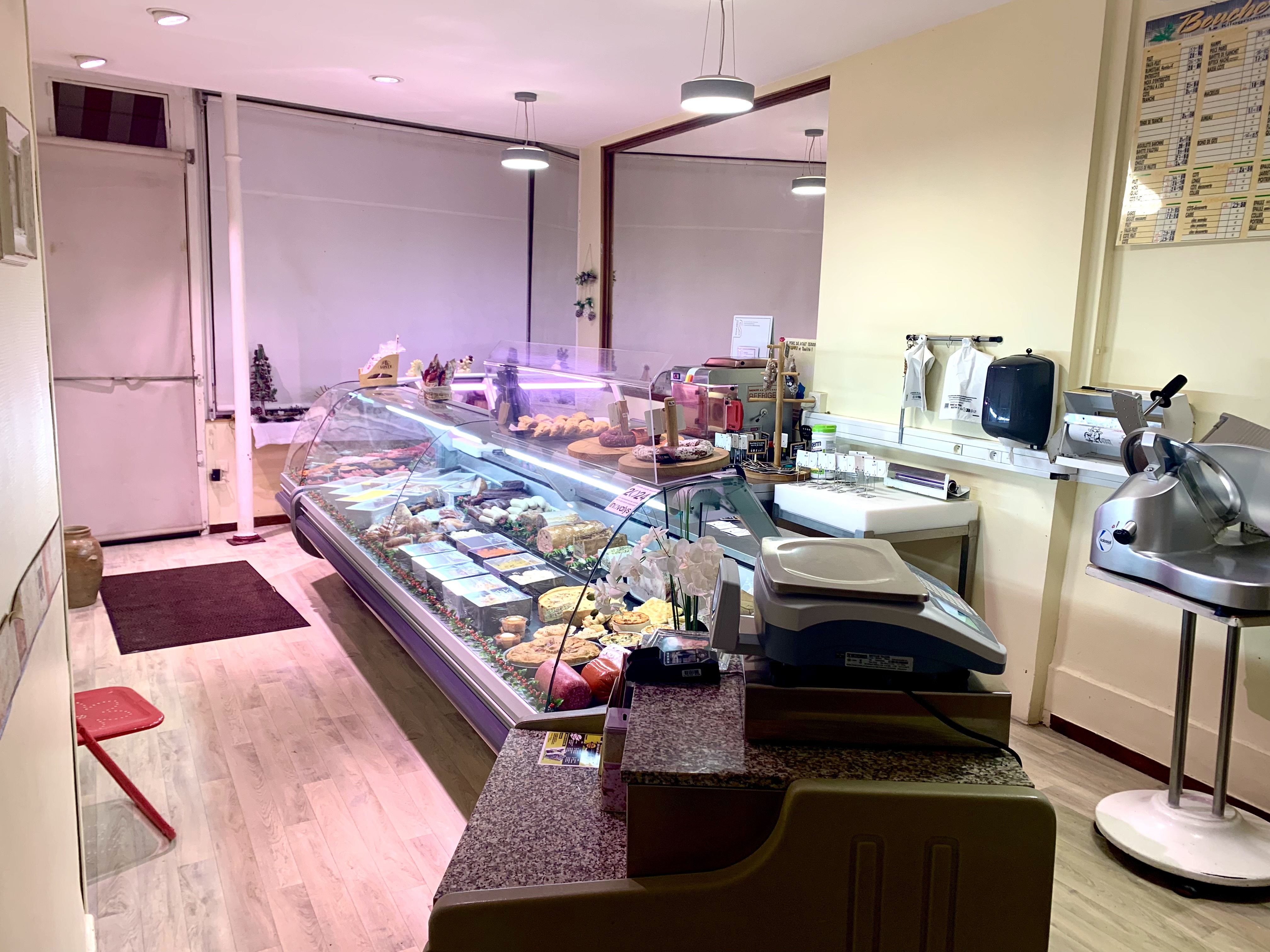 🌿Au cœur du Parc Naturel Régional de la Brenne, à vendre cause retraite, un fonds artisanal de boucherie-charcuterie-traiteur. 
Il s'agit de la dernière boucherie traditionnelle de la commune.  

⭐️Etablissement renommé pour son savoir-faire et la qualité de ses produits.  
⚠️ CA moyen sur les 3 derniers exercices : entre 350 et 400k€ !  
📍Bel emplacement commercial en centre-ville, à proximité d'autres commerces, stationnement juste devant. Vente 100% en magasin.  

🏠Les locaux professionnels se composent : d'une boutique de 26 m², une arrière-boutique de 30 m², un laboratoire boucherie de 6 m², un laboratoire charcuterie de 18 m², 2 chambres froides de 2.5m² chacune.  

💰Murs à louer 650 €/mois.  
🔝Matériel professionnel en bon état, entretenu, révisé et régulièrement renouvelés : chambre froide, vitrines réfrigérées, piano, hachoir, four, etc.  

🧑🏽‍🍳Effectif : le gérant + 1 salarié temps complet en vente + 1 salarié temps partiel en aide-cuisine. 
Les salariés ne sont pas à reprendre.  

✨Clientèle fidèle de particuliers locaux et résidents secondaires. Potentiel de développement sur l'activité traiteur.

Photos et renseignements par mail ou téléphone.