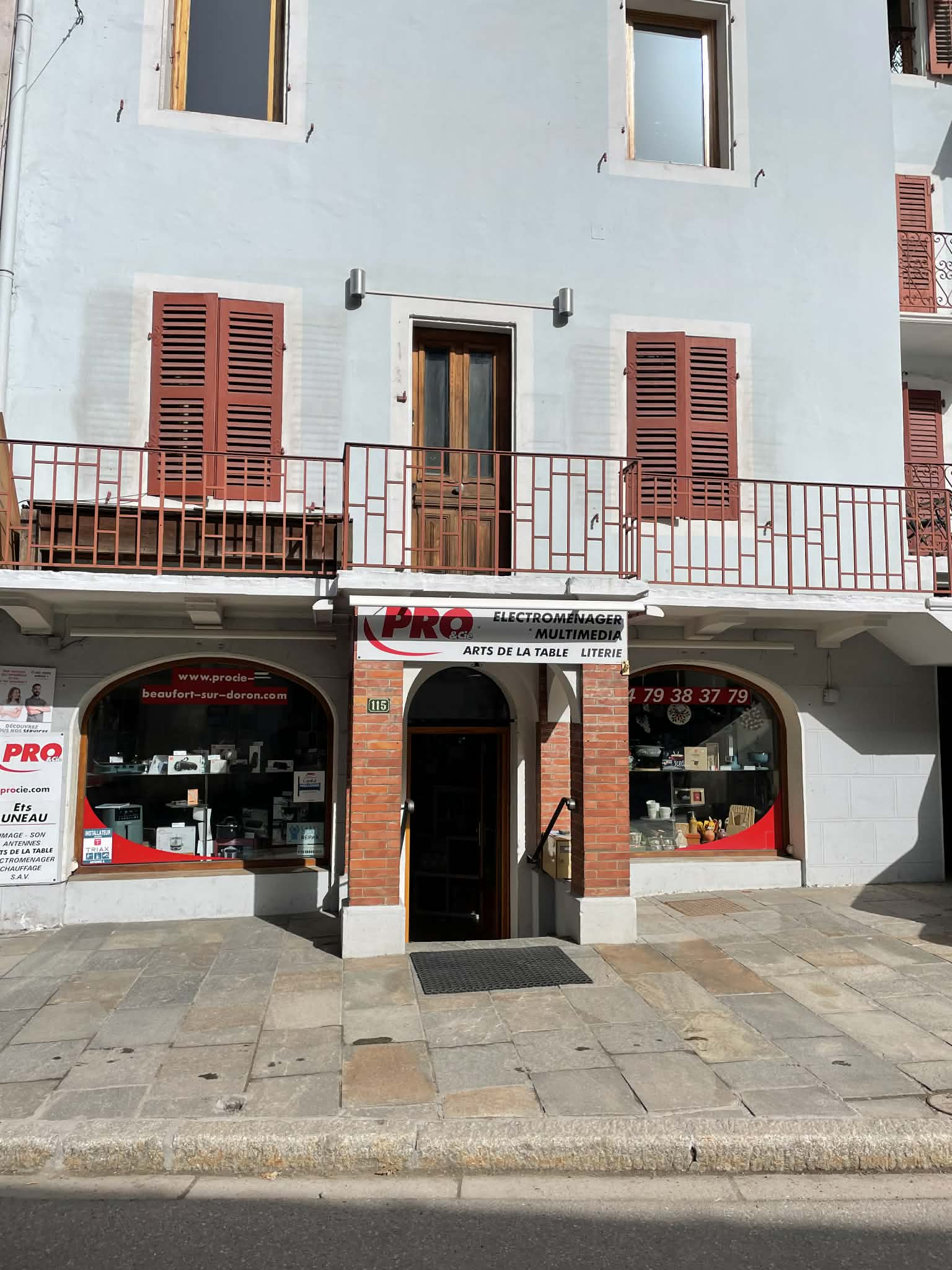 FOND DE COMMERCE A VENDRE - cause départ en retraite -

MAGASIN ELECTROMENAGER - MULTIMEDIA - ARTS DE LA TABLE - LITERIE
+ REPARATION PETIT ET GROS ELECTROMENAGER  - INSTALLATION ANTENNE

SURFACE DE VENTE 50 M2 + RESERVE ET ATELIER 50 M2
PAS DE PERSONNEL A REPRENDRE 
ANNEE DE CREATION 1991 - LABELLISE QUALIREPAR

SITUE EN SAVOIE DANS LE JOLI VILLAGE DE BEAUFORT  - AU COEUR DE 
3 STATIONS DE SKI - ACTIVITE TOUT AU LONG DE L'ANNEE -
SITUE SUR LA ROUTE DES GRANDES ALPES 

QUALITE DE VIE ++

CLIENTELE LOCALE + RESIDENTS SECONDAIRES + TOURISME 
CHIFFRE D'AFFAIRES 400 K€
MARCHE HEBDOMADAIRE TOUTE L'ANNEE - PARKING GRATUIT A PROXIMITE

POSSIBILITE D'ACCOMPAGNEMENT