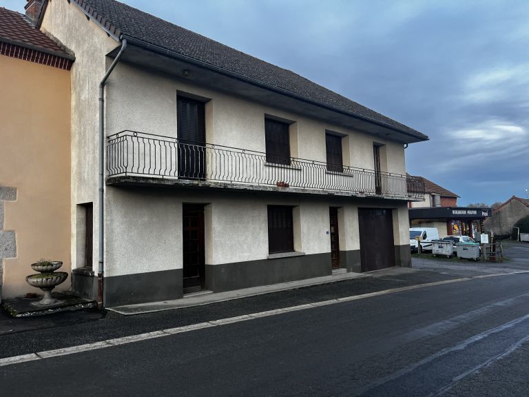 Villossanges est une commune rurale des Combrailles de 330 âmes dotée d’une vie locale dynamique grâce à ses nombreuses associations et à la volonté de ses habitants.
La collectivité est à la recherche d’un porteur de projet pouvant proposer une offre commerciale de proximité (épicerie multi-services). 
Les travaux du bâtiment démarrerons fin 2026 pour une livraison courant 2027.
Le futur local commercial disposera d'une surface commerciale d'environ 70m².
Possibilité de logement au-dessus du commerce.