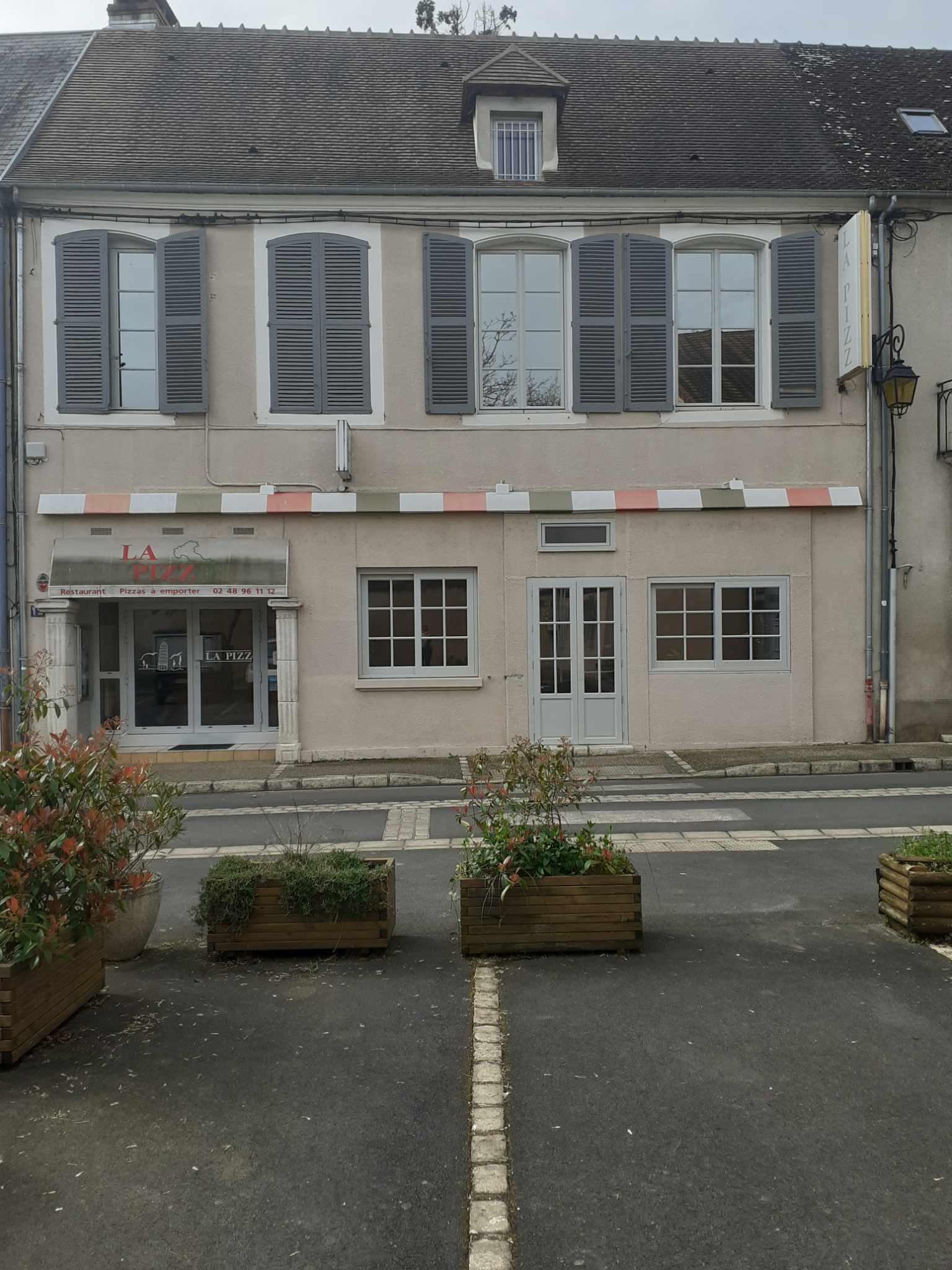 Pizzeria qui tourne depuis 31 ans. La seule en restauration sur place sur St amand montrond, plus vente à emporter. Vente cause retraite.  60000euros le fond de commerce et 120000 euros les murs. 
Avec appartement au dessus du restaurant refait à neuf. 
Contacter pour plus de renseignements.