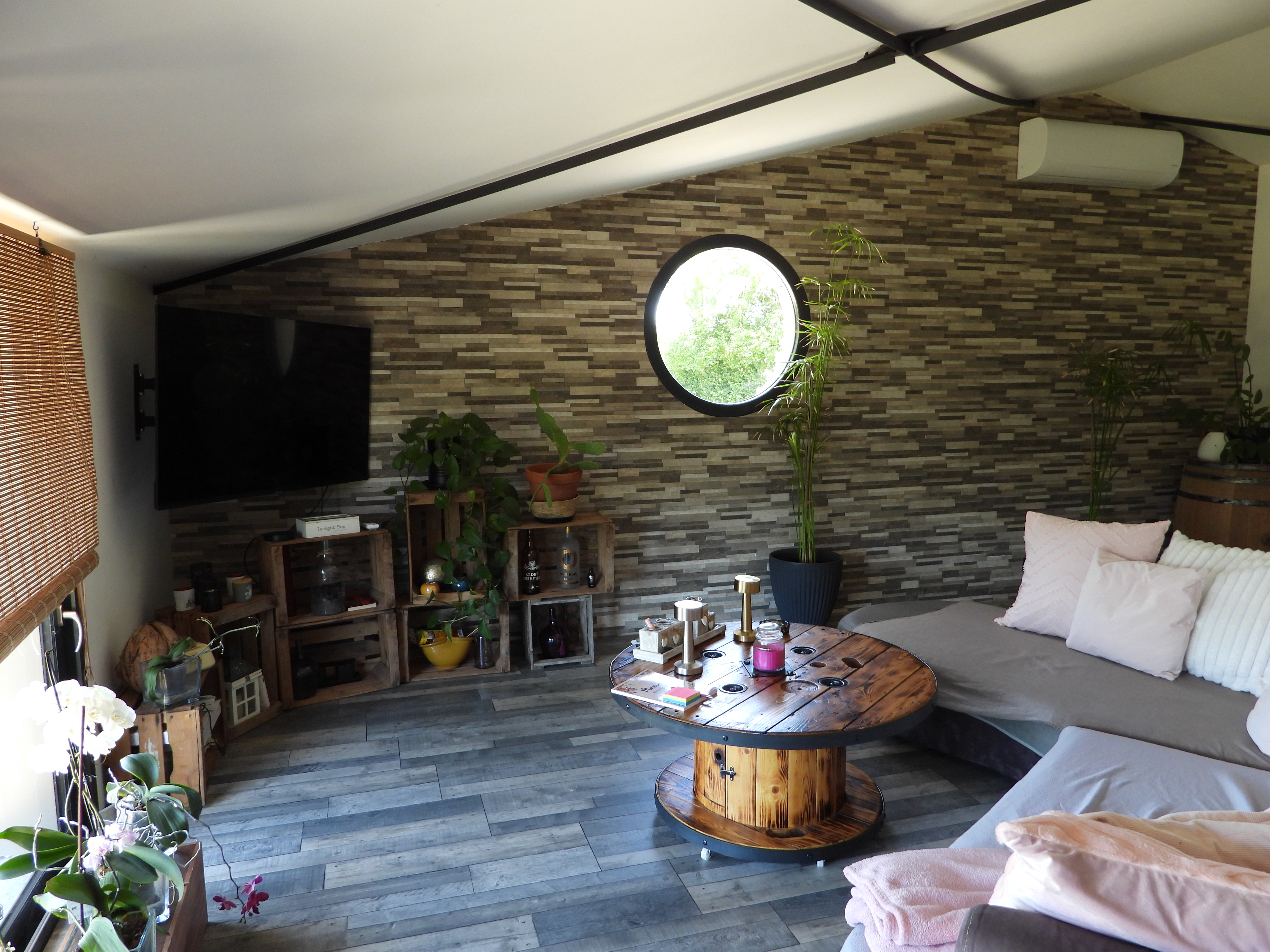 À Val-d’Oire-et-Gartempe, dans un environnement naturel privilégié, découvrez un ensemble immobilier rare réunissant activité professionnelle et cadre de vie remarquable.
Le restaurant bénéficie d’une très belle vue dégagée sur un plan d’eau, offrant un cadre particulièrement apprécié de la clientèle.
(L’étang visible depuis le restaurant est distinct de l’étang inclus dans la propriété.)

L’ensemble comprend :
• Restaurant en activité
• Salle intérieure de 26 couverts
• Terrasse couverte permettant 40 à 60 couverts supplémentaires
• Espace extérieur exploitable en saison estivale
• Cuisine professionnelle entièrement équipée, matériel en très bon état
• Bâtiment parfaitement entretenu
• Grande dépendance
À l’étage, une habitation d’environ 120 m² en parfait état :
• Trois chambres
• Grand séjour lumineux
• Salle d’eau
• WC

En complément :
• Gîte indépendant (mobil home aménagé) générant un revenu locatif
• Plus de 5 hectares de terrain attenants
• Étang privé aux normes inclus dans la propriété
• Environnement calme, nature omniprésente
L’ensemble est vendu en un seul lot : murs commerciaux, fonds de commerce, habitation et terrains.
Les éléments comptables (chiffre d’affaires et résultats) seront communiqués lors d’un premier échange sérieux.
Un point pourra être étudié concernant la conformité de l’assainissement individuel.
Un bien offrant un potentiel de développement intéressant dans un secteur apprécié pour son cadre naturel.