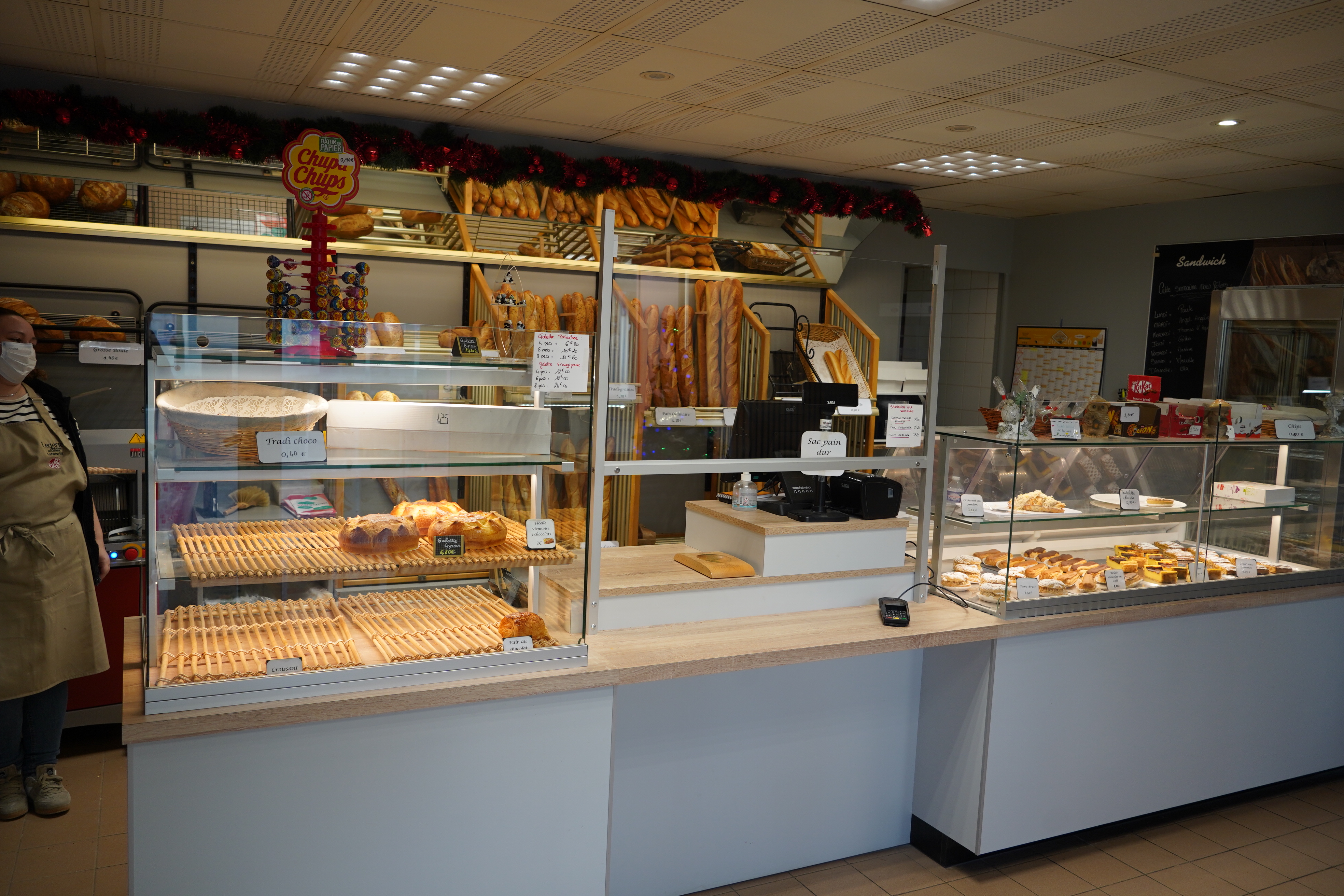 "A SAISIR" Fonds de commerce Boulangerie - pâtisserie disponible au 15 juillet 2026.

Situé dans le cadre paisible et convivial de Poillé-sur-Vègre, cette boulangerie n'attend plus que vous pour écrire sa prochaine histoire.
Poillé-sur-Vègre est un village sarthois riche en patrimoine, en bord de Vègre, traversé par la Départementale N°4 et proche de deux entrées d'autoroute.
Poillé dispose d'une école, d'un restaurant café-bar, d'une zone artisanale.   
Ce village se situe dans un bassin d'emploi important (Sablé-Brûlon...)

Fonds de commerce équipé de matériel en bon état, entretenu et fonctionnel.
Comprend également un distributeur à pains au pied de la boutique.
Boutique agréable et rénovée en 2025.

L'ensemble immobilier (murs professionnels et logement) appartient à la commune. Loyer actuel = 400€/mois
Logement à l'étage en bon état. Dispose de 3 chambres, salle de bain (baignoire), cuisine, séjour, sanitaires.
Au rez-de-Chaussée une pièce de vie contigüe à la boutique.
Et un petit extérieur de verdure clos.

Chiffre d 'affaires  190 000€
Comprenant : La vente en boutique et dépôt de pain dans un VIVECO d'une commune voisine et fourniture du pain pour le restaurant du village et communes voisines.
Bénéficie d'une clientèle fidèle locale et environnante.

L'artisan actuel, M. Joël DENIS et M. Maurice DULUARD, maire de la commune, se tiennent à votre disposition pour tous renseignements.
DENIS Joël : 06.47.00.07.23
DULUARD Maurice : 02.43.95.43.06
mairie@poillesurvegre.fr