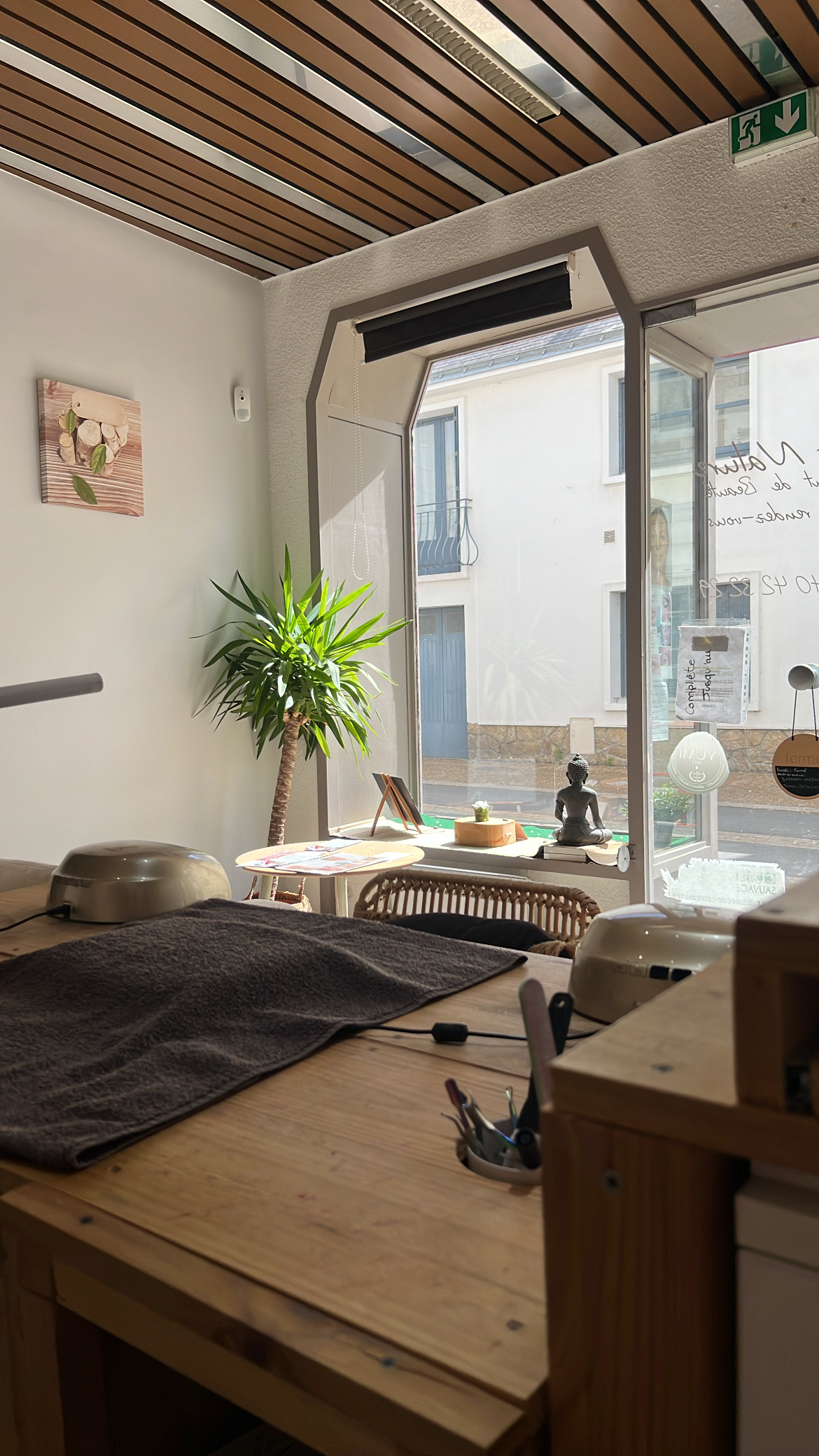 Urgent, cause déménagement !!!

A vendre, en centre ville, à deux pas de la mer, fonds de commerce d'un salon d'esthétique, composé de 3 cabines, d'un espace de vente et d'une réserve.
Faible loyer.
Clientèle fidèle (locaux et estivants)
Idéale première affaire pour une personne seule avec un renfort sur les mois d'été. 
Plus d’infos et de photos par mail 
Rare sur le marché.