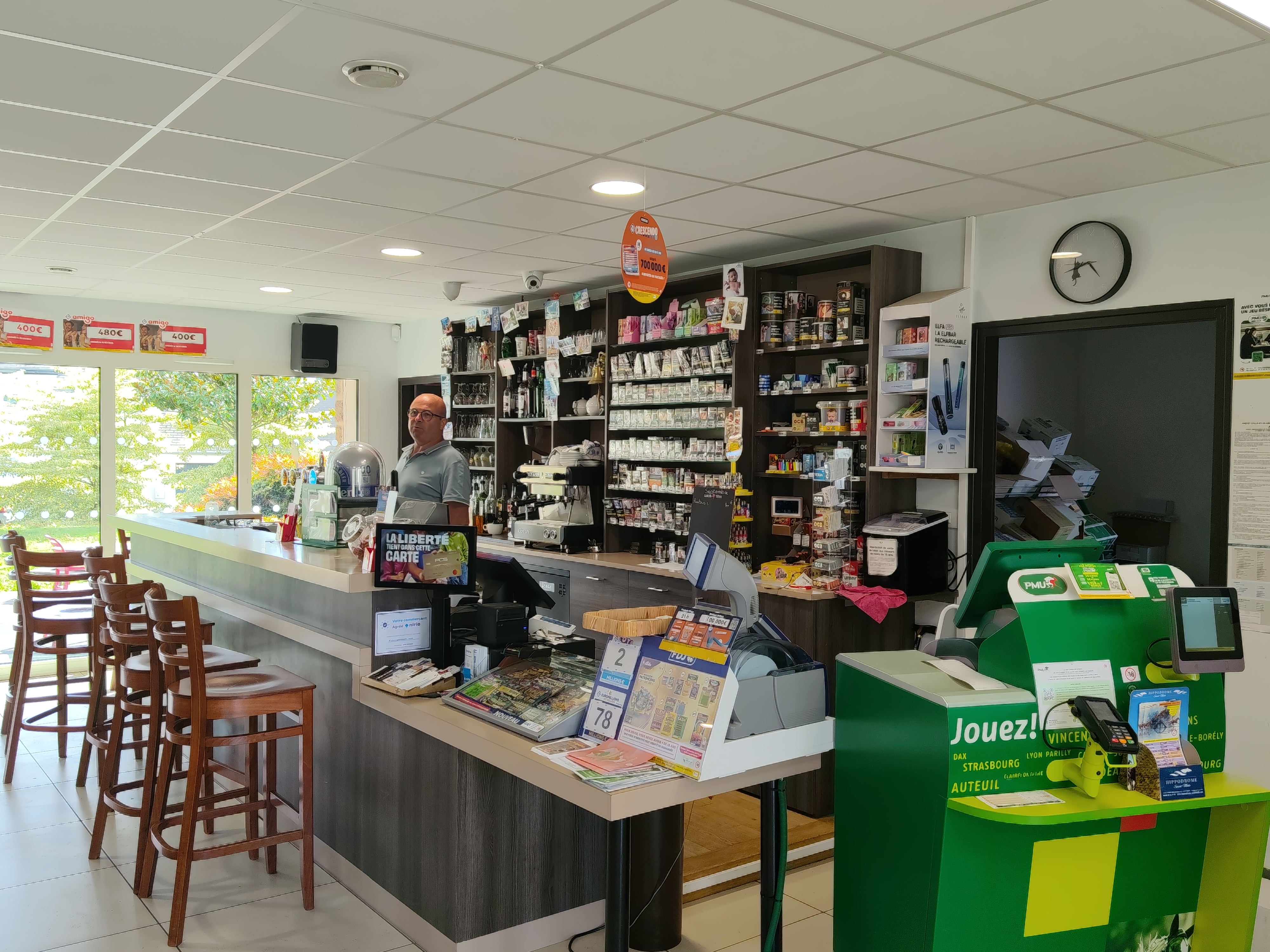 Située au nord-est de l’Ille et Vilaine, à 35 mn de Rennes, 15 mn de Fougères et 25 mn du Mont St Michel, la commune des Portes du Coglais recherche un nouveau gérant pour le commerce multiservice « La Tanière du Coglais ».
Ce commerce moderne et récent (2017) est situé dans le bourg de Coglès aux abords de la Départementale n°15, à 5 mn de l’échangeur 31 de l’Autoroute A 84.
Il comprend un espace bar/tabac /française des jeux, un espace épicerie, un relais poste/colis et un dépôt de pain. Ce commerce bénéficie d’un grand parking, d’une terrasse couverte donnant sur une pelouse arborée avec jeux d’enfants.
La fiche descriptive est à demander au secrétariat de mairie de Coglès (02 99 98 60 68).
Montant des loyers : 
•	Fonds de commerce appartenant à la commune. Actuellement loyer de 220 euros TTC/mois, les deux premières années étant gratuites. 
•	Bâtiment (murs) appartenant à la communauté de communes. Actuellement loyer de 673 €HT/mois. 

Les candidatures, avec lettre de motivation et CV, sont à déposer 
- à l’adresse mail  : mairie@lesportesducoglais.fr. 
- par courrier à : Mairie de Coglès, 115 rue Saint-Jean, 35460 Les Portes du Coglais.