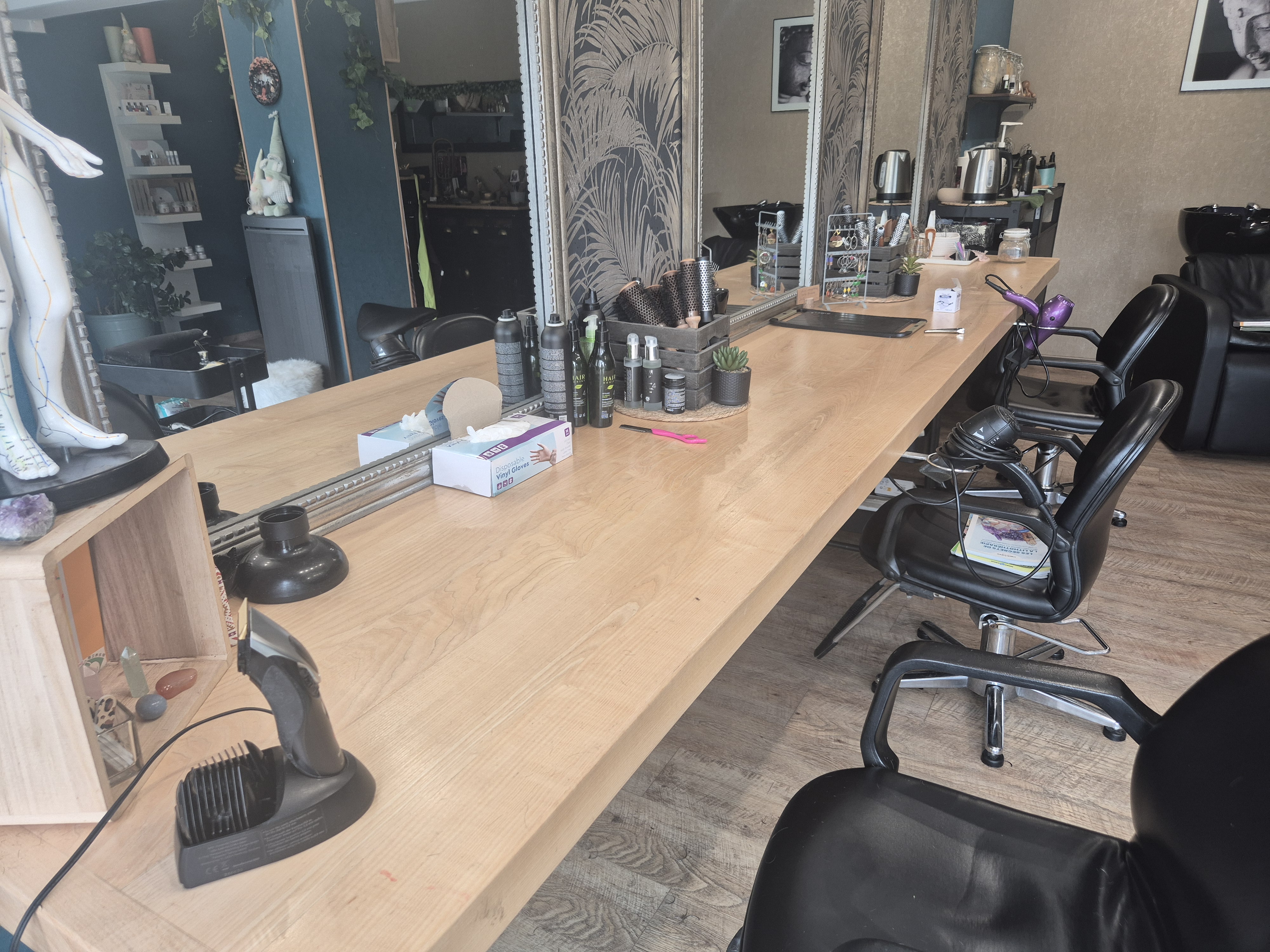 Dans un village station de ski, salon de coiffure 3 postes de coiffage un bac massant possibilité de exploiter l arrière boutique en cabine d esthétique ou autres plage de parking CA Toujours en progression.