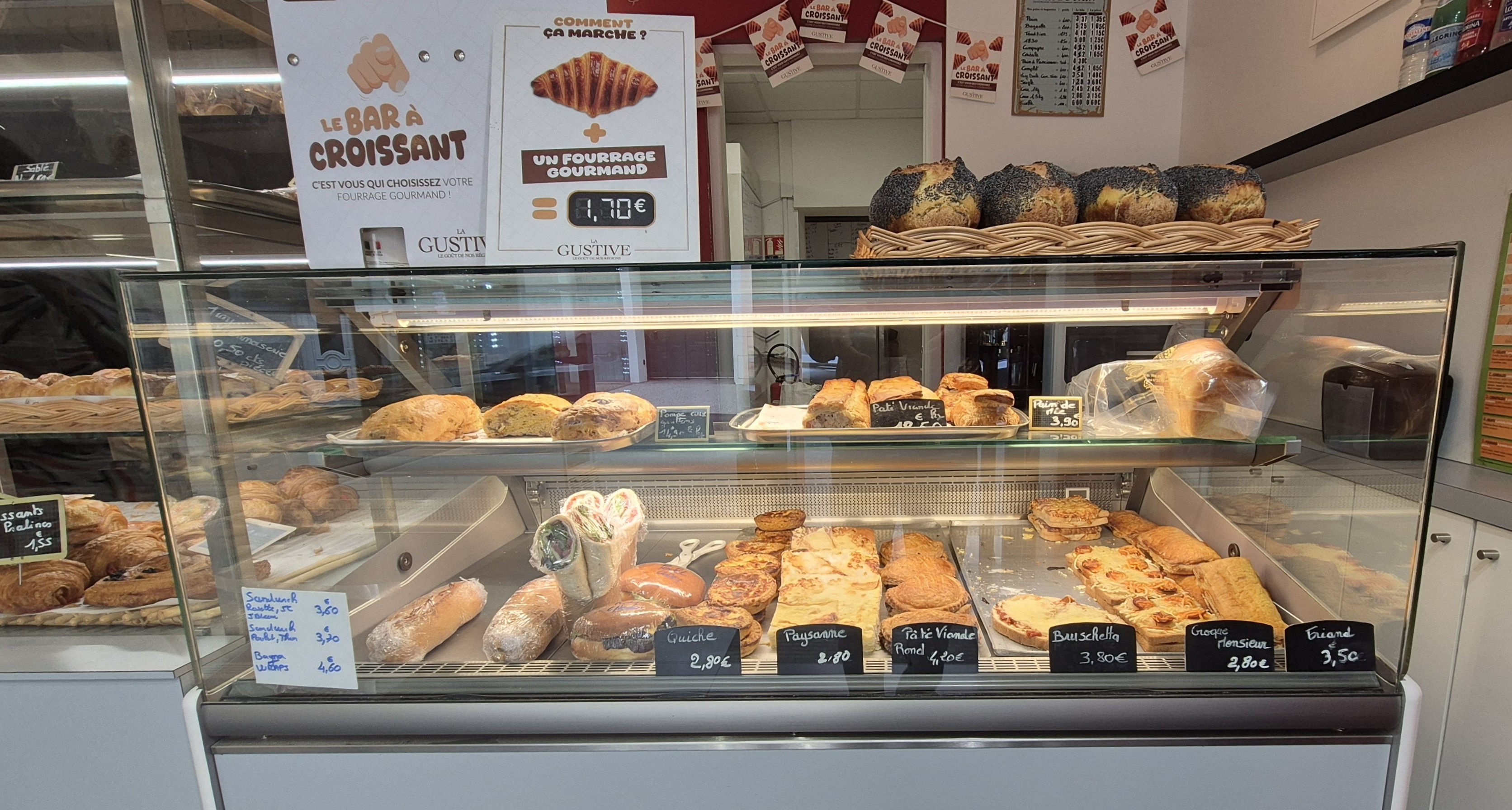SAINT-GERMAIN-DES-FOSSÉS
- EMPLACEMENT STRATÉGIQUE SUR L’AXE PRINCIPAL

CESSION D'UN FONDS DE COMMERCE " BOULANGERIE-PÂTISSERIE".

👉Vous recherchez une boulangerie-pâtisserie saine, reconnue et immédiatement exploitable, avec une clientèle fidèle et un véritable confort de vie ?

👉Notée 4,6 sur 5 à partir de 111 avis sur Google et bénéficiant d'une page Facebook avec plus de 1.6k d' abonnés et recommandée à 96%, elle jouit d'une très bonne visibilité et d'une excellente réputation.

⭐️Cette affaire mérite toute votre attention⭐️

👉- LES POINTS FORTS
✅ Chiffre d’affaires 2025 : 395 000 €
✅ CA en progression
✅ Équipement complet
✅ Clientèle fidèle et diversifiée
✅ Emplacement sur l’axe principal
✅ Affaire saine et immédiatement exploitable
✅ Potentiel de développement
✅ Idéal pour un couple ou des professionnels

👉- UN VÉRITABLE PLUS :

L’activité est accompagnée d’un appartement qui sert actuellement de stockage .

👉UNE AFFAIRE À DÉCOUVRIR

Cette boulangerie-pâtisserie constitue une opportunité rare pour un professionnel souhaitant reprendre une activité existante, rentable et bénéficiant d’une clientèle fidélisée.

👉Dossier complet et informations complémentaires disponibles après un premier échange sérieux et confidentiel.

📞 Vous avez un projet de reprise ? Contactez-moi pour échanger sur cette opportunité et découvrir le dossier.

Prix : 284 000 € honoraires charge Vendeurs inclus
Référence annonce : MB-0439275435
DPE: Non soumis

Informations et visites : 06.08.16.16.11
sbuffet@meilleursbiens.com

Mandat Exclusif N°26642 : / Mandataire Immobilier Stéphane Buffet immatriculé au RSAC de CUSSET sous le numéro : 878 044 536