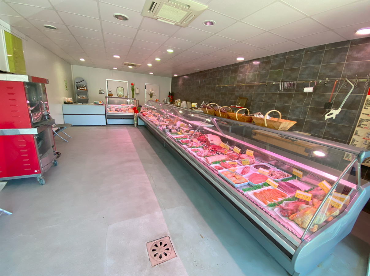 Vends fond de commerce Boucherie-Charcuterie-Rôtisserie-Plats cuisinés située dans le centre-ville de la commune de Saint Girons (09) pour cause de départ à la retraite. Entièrement rénovée en 2010, le commerce est composé de : - Superficie totale : 175 m² (Magasin climatisé : 40 m² + Réserve/Labo équipé : 135 m²) - Matériels de boucherie : Hachoir réfrigéré, poussoir hydraulique, trancheuse… - Matériels de cuisine Capic : Rôtissoire, cellule de refroidissement, 2 fours (Electrique + Gaz), piano de cuisine (4 feux), Hotte aspirante, Sauteuse (110 L), Marmite (80 L) … - 2 chambres froide + 1 séchoir pour le sec. - 10 m de vitrine réfrigérée Tous les commerces sont situés à proximités (Primeur, Boulangerie, Caviste, Fleuriste, Pressing…). Le magasin se trouve également proche d’une école privée et d’une école publique. Grand Parking gratuit sur place (48 places). Possibilité de rester quelques temps pour aider les nouveaux propriétaires à se lancer. Les murs du commerce peuvent être également vendus. Pour plus de détails, n’hésitez pas à me contacter. Agence commerciale s’abstenir.