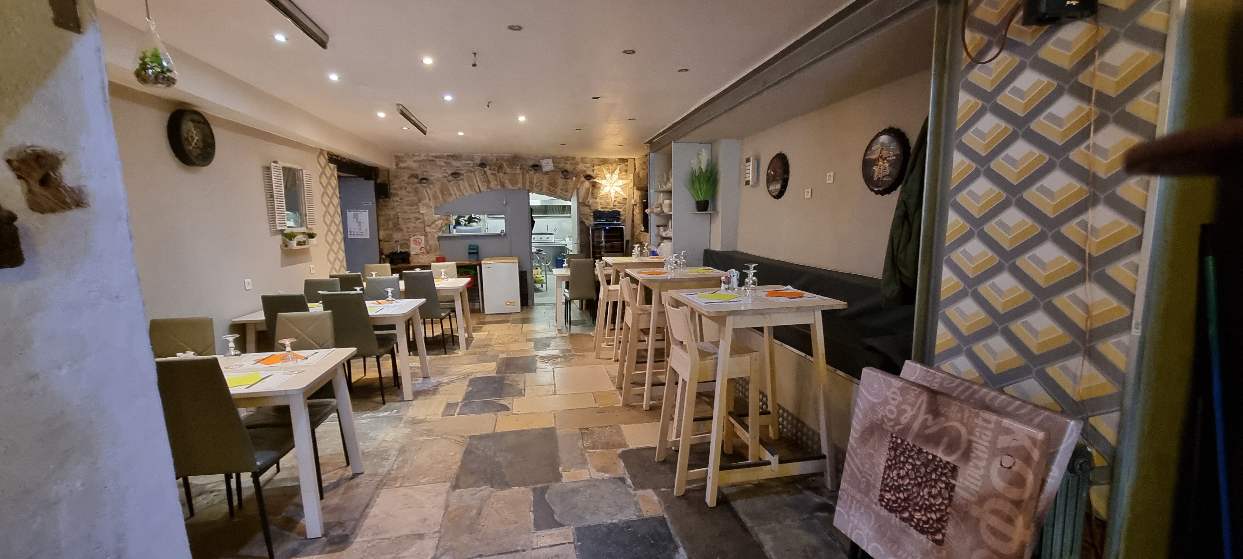 Suite à une vente non aboutie et pour cause de départ en retraite,  je remets à la vente mon fonds de commerce Brasserie Restaurant idéalement situé dans le centre du village ( MARGUERITTES 30320) avec parkings à proximité. 

Cet établissement bénéficie d'une clientèle fidèle et d'un fort potentiel de développement. 

Sa situation géographique permet de profiter des richesses touristiques :  arènes de Nîmes, maison carrée, jardins de la Fontaine, Pont du Gard, les remparts dAigues Morte, les Saintes Marie de la mer, le Grau du Roi.....

L'établissement comporte : 
* 2 salles de respectivement 20 et 40 places. 
* 1 cuisine entièrement équipée ( piano gaz de ville, plancha gaz bouteille, friteuse 25l gaz bouteille,  four pro 4 niveaux,  hotte, plonge, plans de travail,  réfrigérateur,  congélateur,  chambre positive, thermomix M6, robot pâtissier Kenwood....)
* une machine à glaces italiennes et à granitas
* 2 comptoirs avec pompe à bière,  banques réfrigérées, machine à glaçons
* 1 terrasse de 20m2 avec extension de 20m2 supplémentaires lors de la saison estivale 

 Aucun personnel et aucun contrat fournisseur n'est à reprendre. 

Prix : 120000€,  clé en main

Contact : au-modern@orange.fr
                     Tél  : 06.30.53.12.76 

Aucun démarchage accepté.