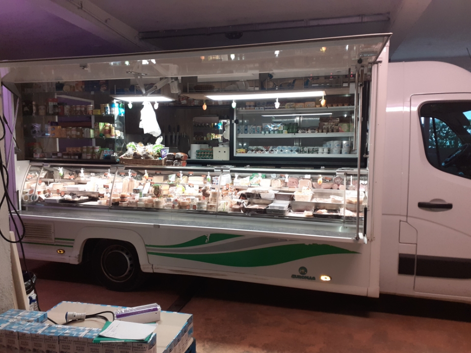 Cession de titres de société d' une entreprise familiale reconnue située à Vesvres-sous-Chalancey, implantée depuis plus de 45 ans dans un environnement rural dynamique. L’activité repose sur une clientèle fidèle et diversifiée, desservie en vente ambulante dans plusieurs villages du secteur.

La cession intervient dans le cadre d’un départ à la retraite incluant la clientèle, le matériel, ainsi que l’ensemble des éléments nécessaires à la poursuite immédiate de l’activité.

Vente ambulante de fromages, produits de crèmerie, complétée par une offre d’épicerie et de charcuterie. Deux tournées régulières : 4 jours/semaine et 5 jours/semaine.

 Environ 2 100 clients par mois, clientèle stable, attachée au service et facilement renouvelable.

Chiffre d’affaires : 687 800 €.

Activité offrant un cadre de travail varié, convivial et propice au développement (création de nouvelles tournées, élargissement de gamme, partenariats locaux…). 

Matériel complet, entretenu et immédiatement opérationnel :

Camions magasins (2021) – très bon état.

2 camions magasins équipés : Vitrine 4 mètres. Vitrine arrière réfrigérée. Armoire réfrigérée 4 portes. Étagères Froid roulant + secteur.

1 camion frigo caisse carré avec étagères.

Équipements professionnels : 2 balances poids/prix Precia Molen programmables, 2 trancheurs à jambon, Matériel de coupe divers, Transpalette manuel élévateur.