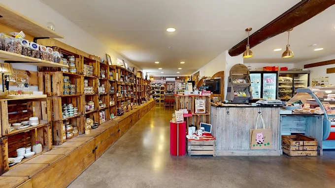 Dans une commune dynamique, boutique très agréable et reconnue créée en Janvier 2022, qui propose principalement du circuit court (primeur, crèmerie, épicerie) et une cave à vins et à bières, avec des dégustations régulières. 

Terrasse d'environ 20 m2 à l'arrière, au calme, en bois et travertin (non exploitée aujourd'hui)

Local d'env 100 m2 : 80 m2 de surface de vente, réserve,  et chambre froide.

Clientèle fidélisée.

Clé en main, avec des possibilités de créer des services pour compléter l'activité. 
Affaire saine cédée pour de nouveaux projets.

CA annuel stabilisé : 200 à 250 000€
Loyer : 500 €/mois