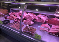 Vend fond de commerce, bien placé avec rue très passante 
Ce fond de commerce comprend boucherie charcuterie traiteur 
Magasin avec beaucoup de potentiel si on veut évoluer 
À saisir rapidement cause retraite