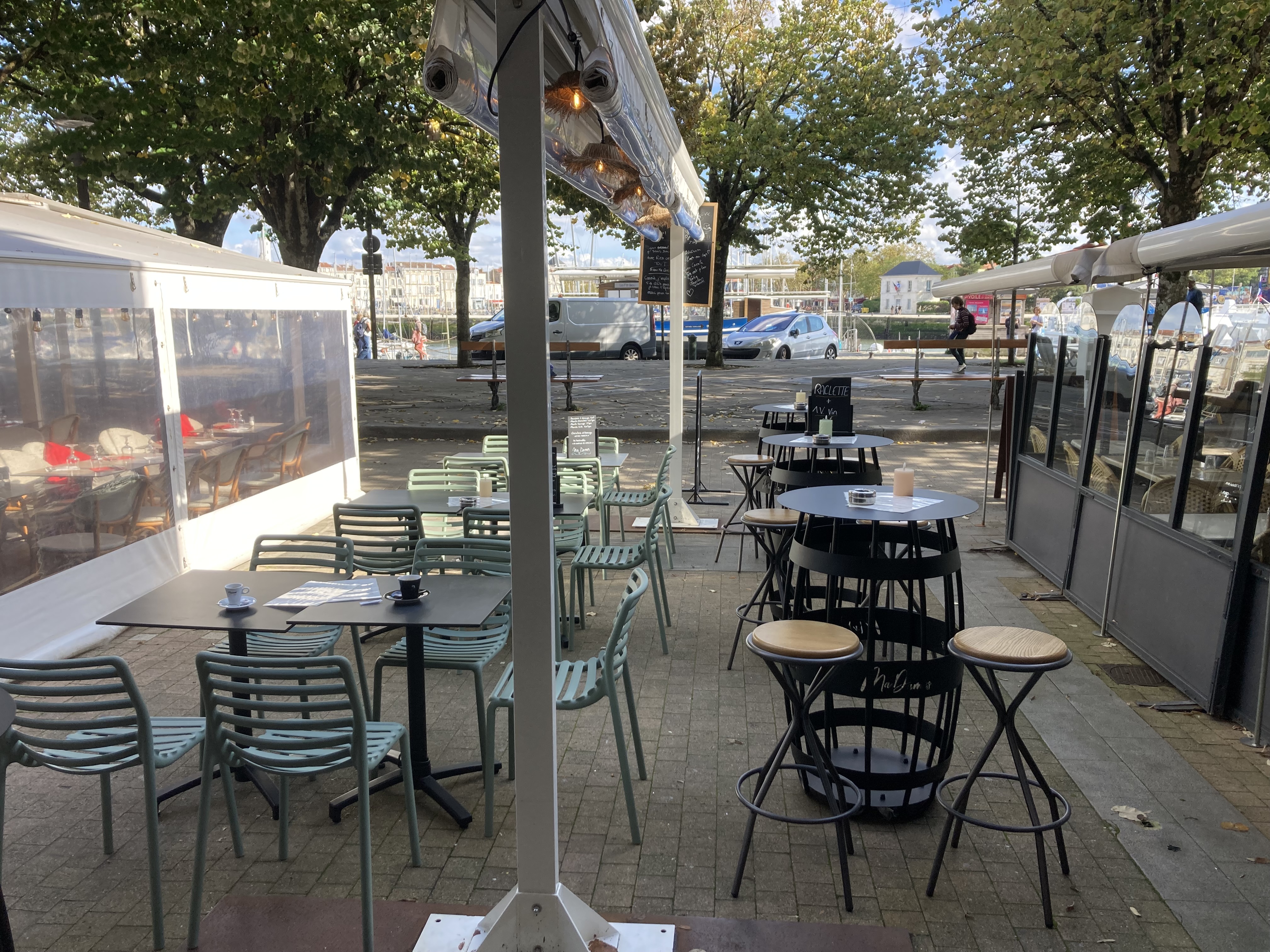 **À vendre : Bar Emplacement N°1 - Port de La Rochelle**

Bar idéalement situé face au port, emplacement N°1 avec forte visibilité. Affaire clé en main, parfaite pour un duo de repreneurs. Interieur 15 places, 40 places en terrasse prisée, gros potentiel de développement.
Licence IV

Opportunité rare à saisir rapidement ! 

Pour plus d'infos, contactez-nous.