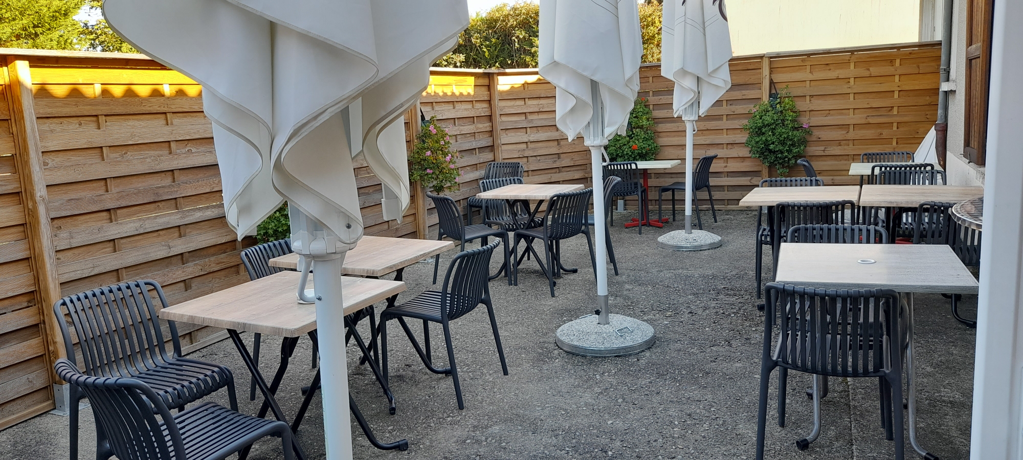 Mise en gérance d un bar restaurant ( licence IV) à SIRAN 15150.
Local de 180m2 d'un bon état général sur un terrain de 300 m2.cet établissement comprend:
- une salle de 35/40 couverts
- un bar et une cuisine équipée
- une terrasse plein sud de 70m2 et une à l arrière de 40m2
- FDJ et dépôt de gaz ( contrats à reprendre potentiellement)
- une partie privative.
Il est situé dans le bourg sur l axe principal face à la salle polyvalents et son parking.
SIRAN est une commune de 470 habitants aux confins du LOT et de la CORREZE. Un tissu économique et associatif est présent alors que des restaurants alentours ont fermé pour cause de retraite.
Le musée de l'accordéon mitoyen, les gorges de la Cère et les évènements festifs alentour( La Mangoune, Festival de boogie-woogie, les fêtes estivales...) sont autant de potentiels de développement à saisir.
Candidat expérimenté, accueillant et désirant apporter un service aux habitants( repas ouvriers, repas à emporter, lieu d 'accueil...) sera le bienvenu.
Si en plus vous êtes passionne par la musique, la randonnée ou les sports mécaniques, vous êtes formidable.
Libre au 15/12/2025 donc à vous de jouer.