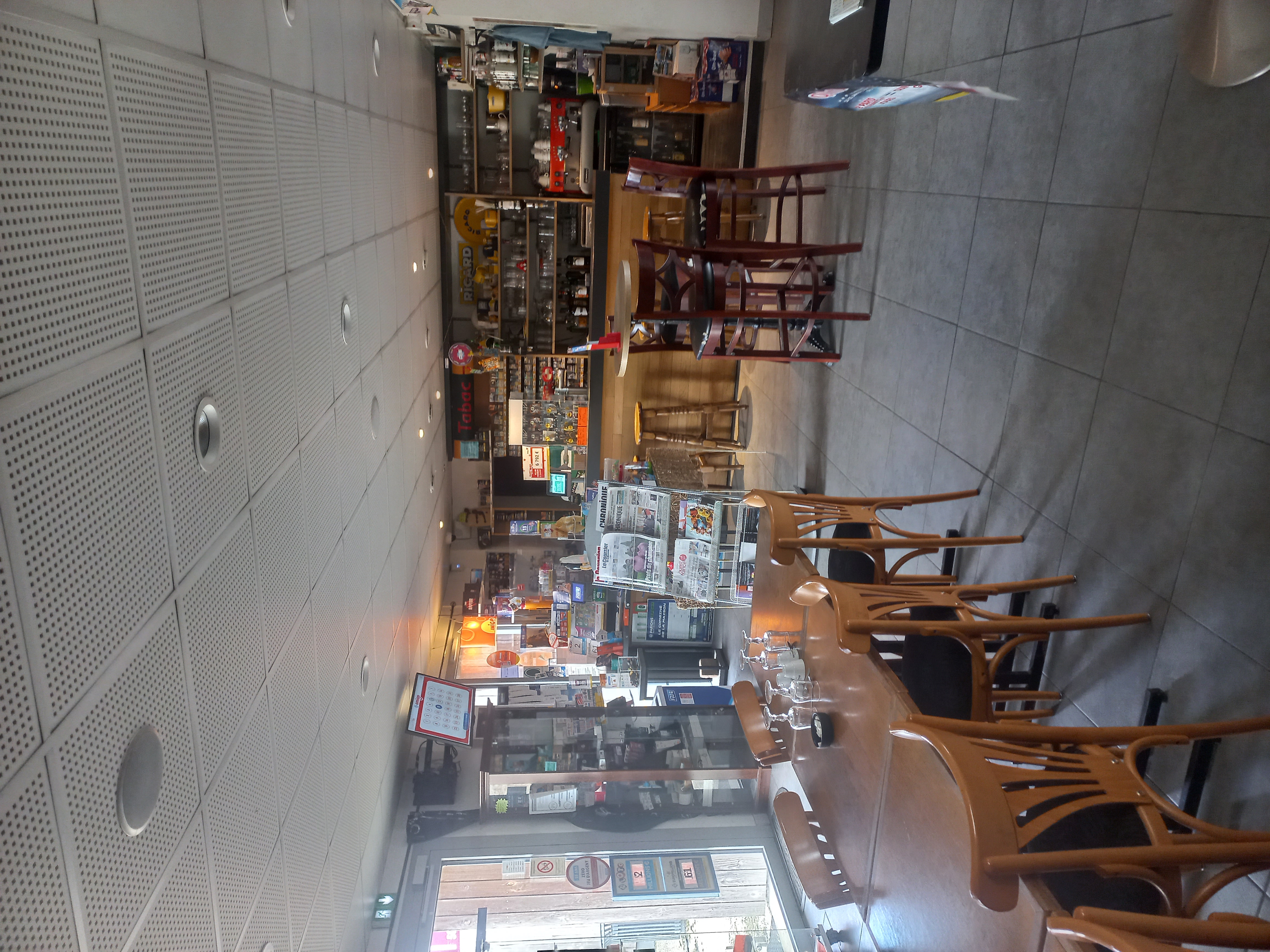 Multiservice 
Bar tabac fdj pmu poste 
Epicerie  gaz colis 
Voir (rayon boucherie  charcuteries ou pas
Restaurant le prix en fonction )
Les murs son à la commune