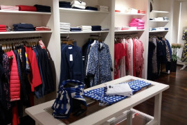 Boutique de prêt à porter féminin, située au coeur de ville dans rue piétonne n°1. Marques qualitatives dont la notoriété fidélise depuis de nombreuses années une clientèle locale, départementale et touristisque. Enseigne indépendante. Grandes vitrines qui permettent de valoriser l'offre. Loyer modéré. Surface de vente : 80 m2 (+ 40 m2 de réserve). Locaux en parfait état, exploitation immédiate. Chiffre d'affaire constant. Bonne rentabilité. A vendre, cause retraite.

Prix du fonds de commerce à débattre.