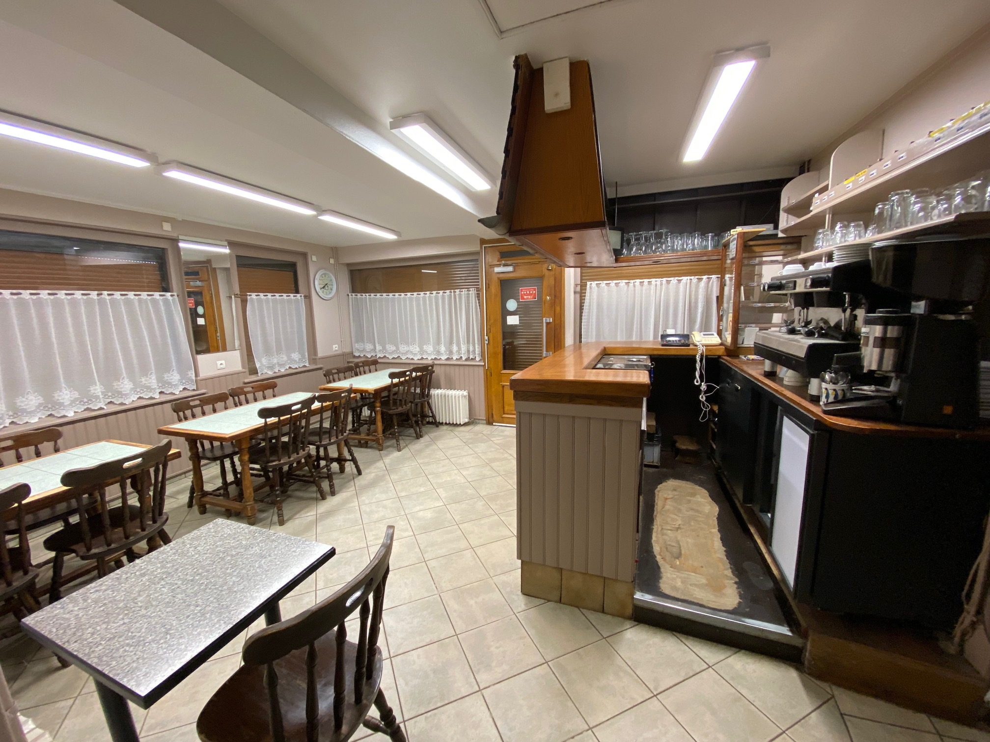 Sur Axe Amiens Rouen (Benelux / port du Havre) à proximité d'une sortie d'autoroute (A29) à céder murs d'un restaurant routier. Très bon emplacement.
Les locaux comprennent : bar, 3 salles repas, sanitaires avec douches, cuisine et 2 réserves. Matériel et licence IV.
A l'étage : appartement avec 3 chambres, salle de bains et WC.
Dans la cour du restaurant, se trouve un bâtiment avec garage.
Grand parking permettant de stationnement de poids lourds. Possibilité de le louer. Excellente opportunité : pas de fonds de commerce à reprendre.