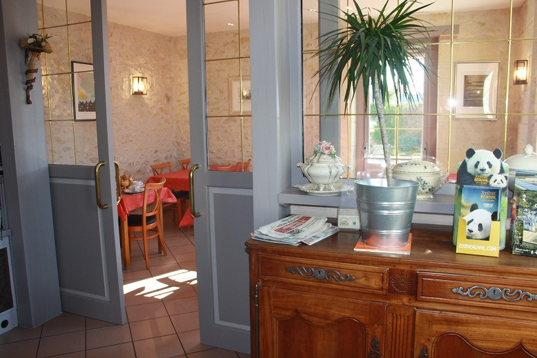 Emplacement stratégique à 10 minutes du Zoo de Beauval et 5Km de la sortie N°12 de l?autoroute A85, sur axe itinéraire bis Paris - Limoges, au c?ur des châteaux de la Loire. Hôtel  Restaurant de 10 chambres tout confort, entièrement rénovées et climatisées, aux normes. Parking privé et clos ,2 terrasses, une salle de restaurant 35 places et une salle de petits déjeuners de 20 places, cuisine entièrement équipée aux normes. Idéal pour couple pro. Clientèle de tourisme, de passage et d'affaire. 6 semaines de vacances par an.  Appartement de fonction 70 m². Murs et Fonds