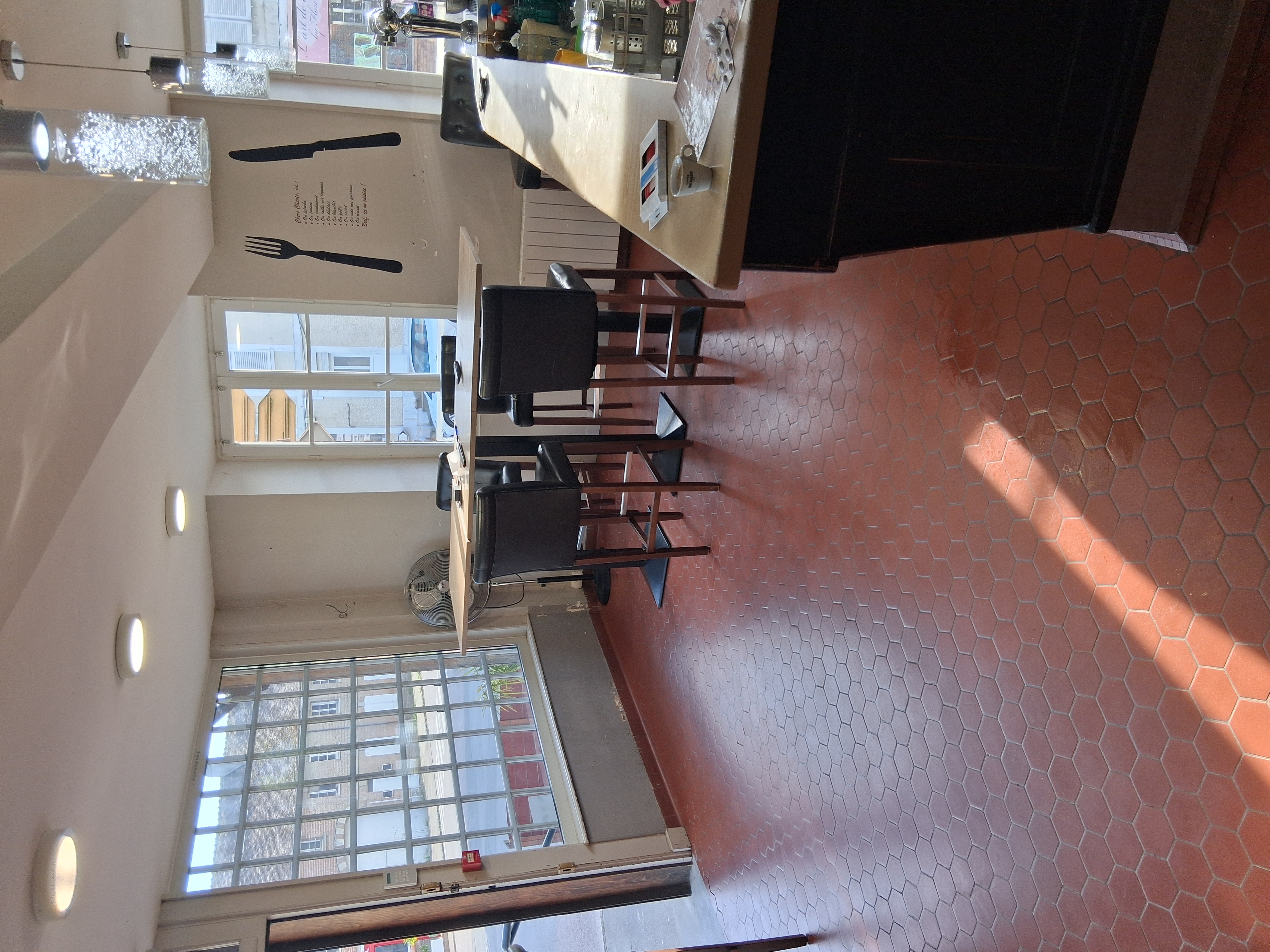 A vendre restaurant traditionnel pizzeria avec terrasse en face une église passage très fréquenté potentiel énorme salle de restaurant 70 place assises terrasse 30 place